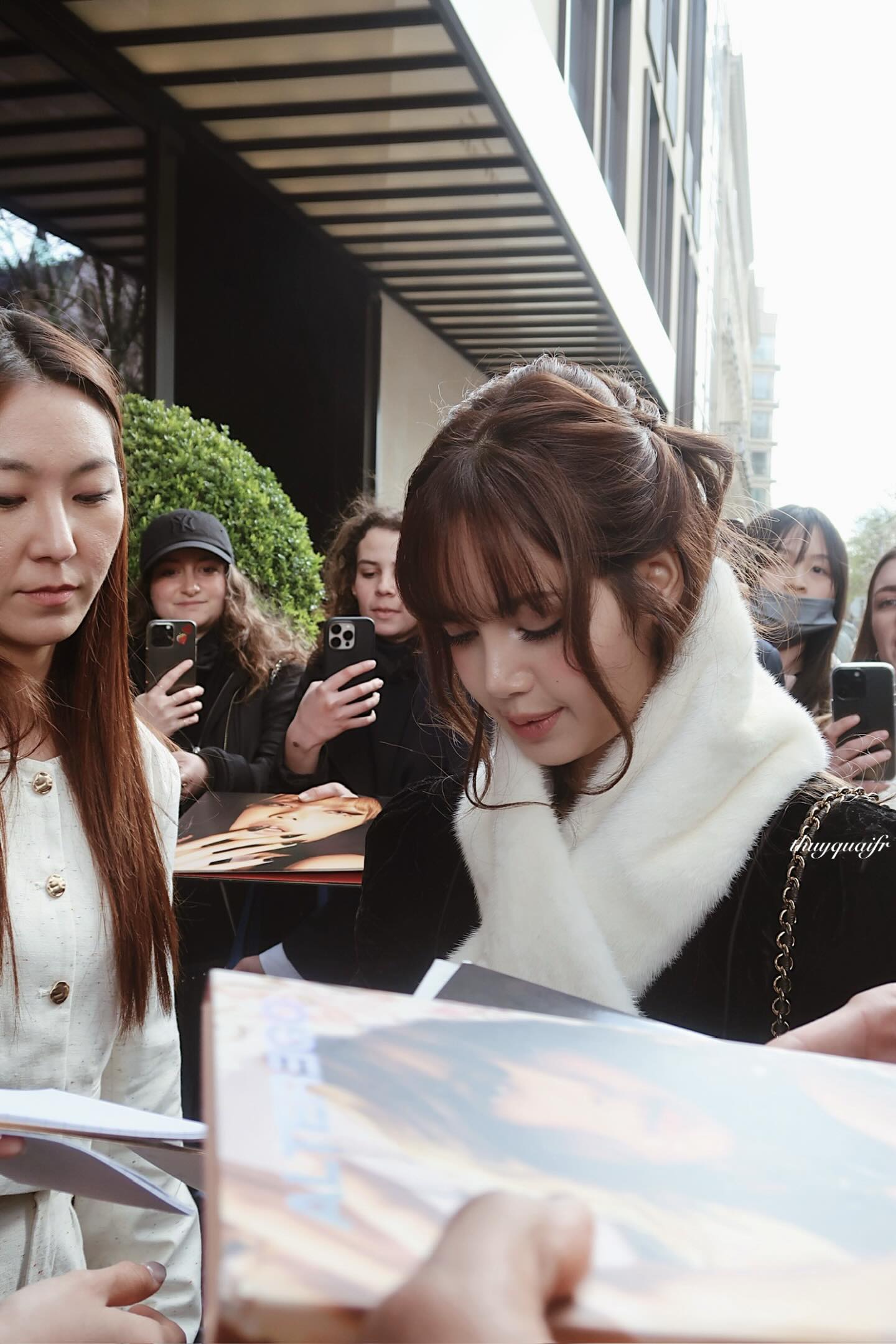 Fan Việt chụp được Lisa tr&ecirc;n đường về, nhan sắc ở khoảng c&aacute;ch 2 gang tay l&agrave; thế n&agrave;y ư?- Ảnh 3.