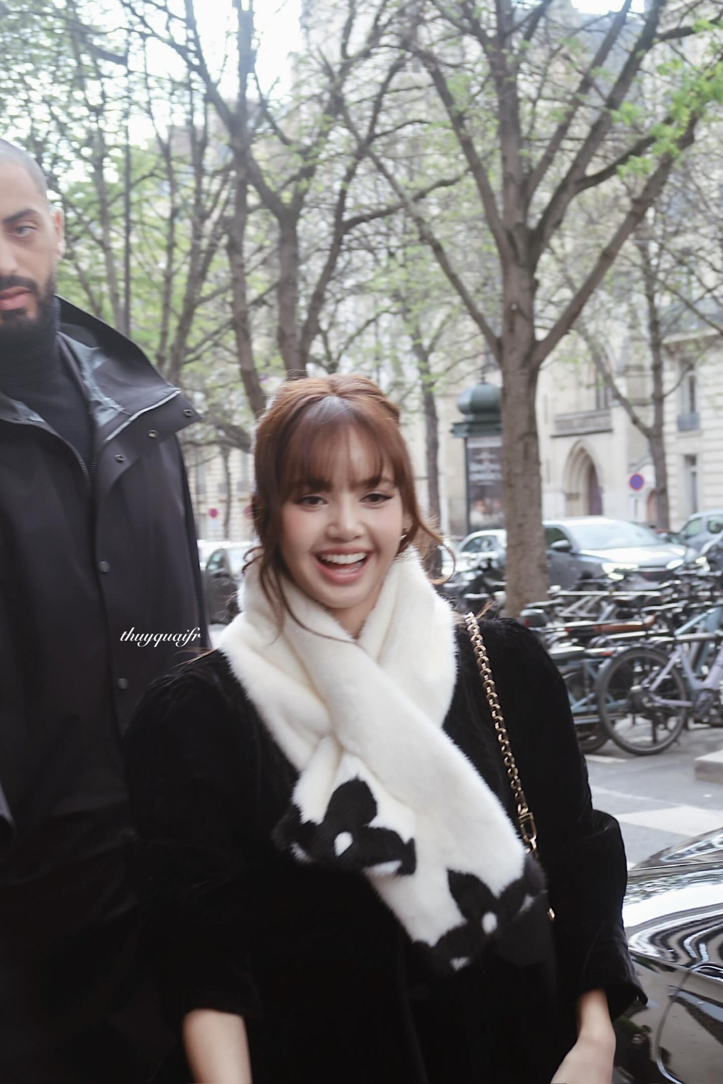 Fan Việt chụp được Lisa tr&ecirc;n đường về, nhan sắc ở khoảng c&aacute;ch 2 gang tay l&agrave; thế n&agrave;y ư?- Ảnh 2.