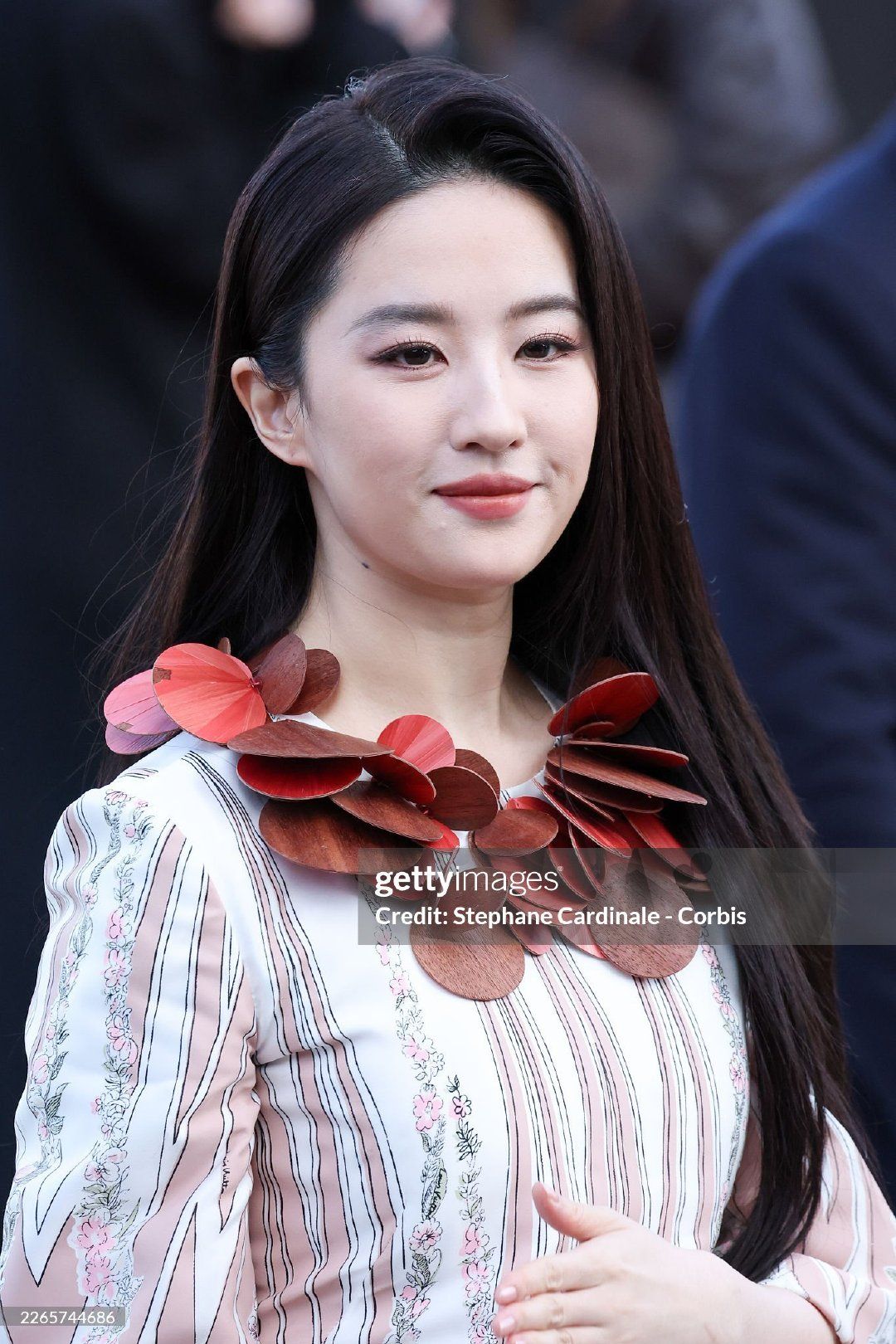 Kh&ocirc;ng thể tin Lưu Diệc Phi cũng c&oacute; ng&agrave;y n&agrave;y: Ăn mặc sến s&uacute;a như b&agrave; th&iacute;m ở Paris Fashion Week- Ảnh 2.