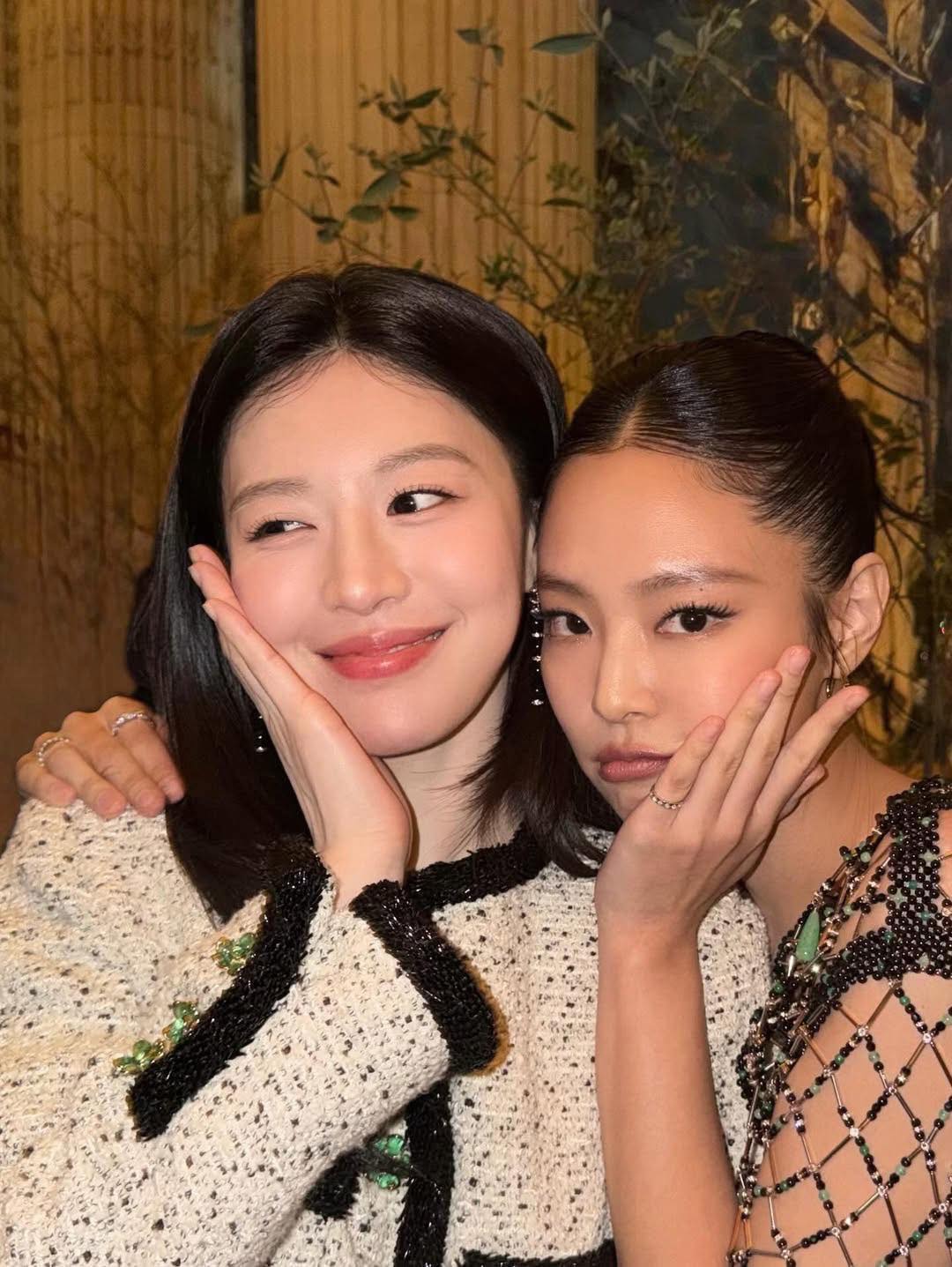Jennie - Lisa xứng danh "th&aacute;nh ngoại giao" tại fashion week, Ros&eacute; c&ograve;n bị c&ocirc; lập?- Ảnh 10.