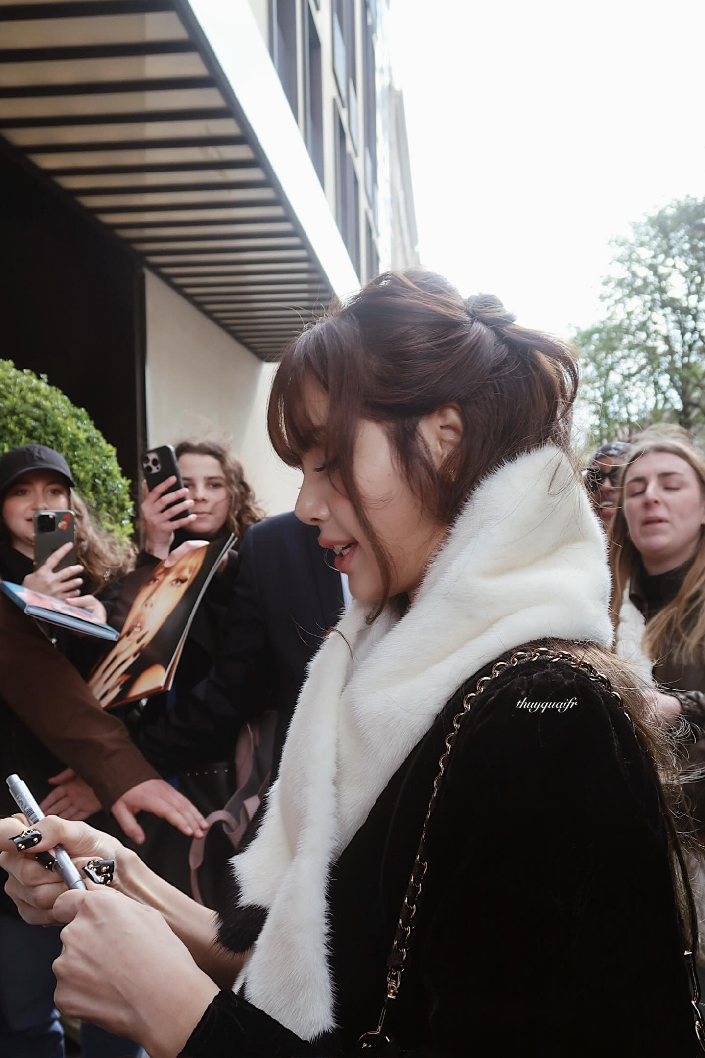 Fan Việt chụp được Lisa tr&ecirc;n đường về, nhan sắc ở khoảng c&aacute;ch 2 gang tay l&agrave; thế n&agrave;y ư?- Ảnh 6.