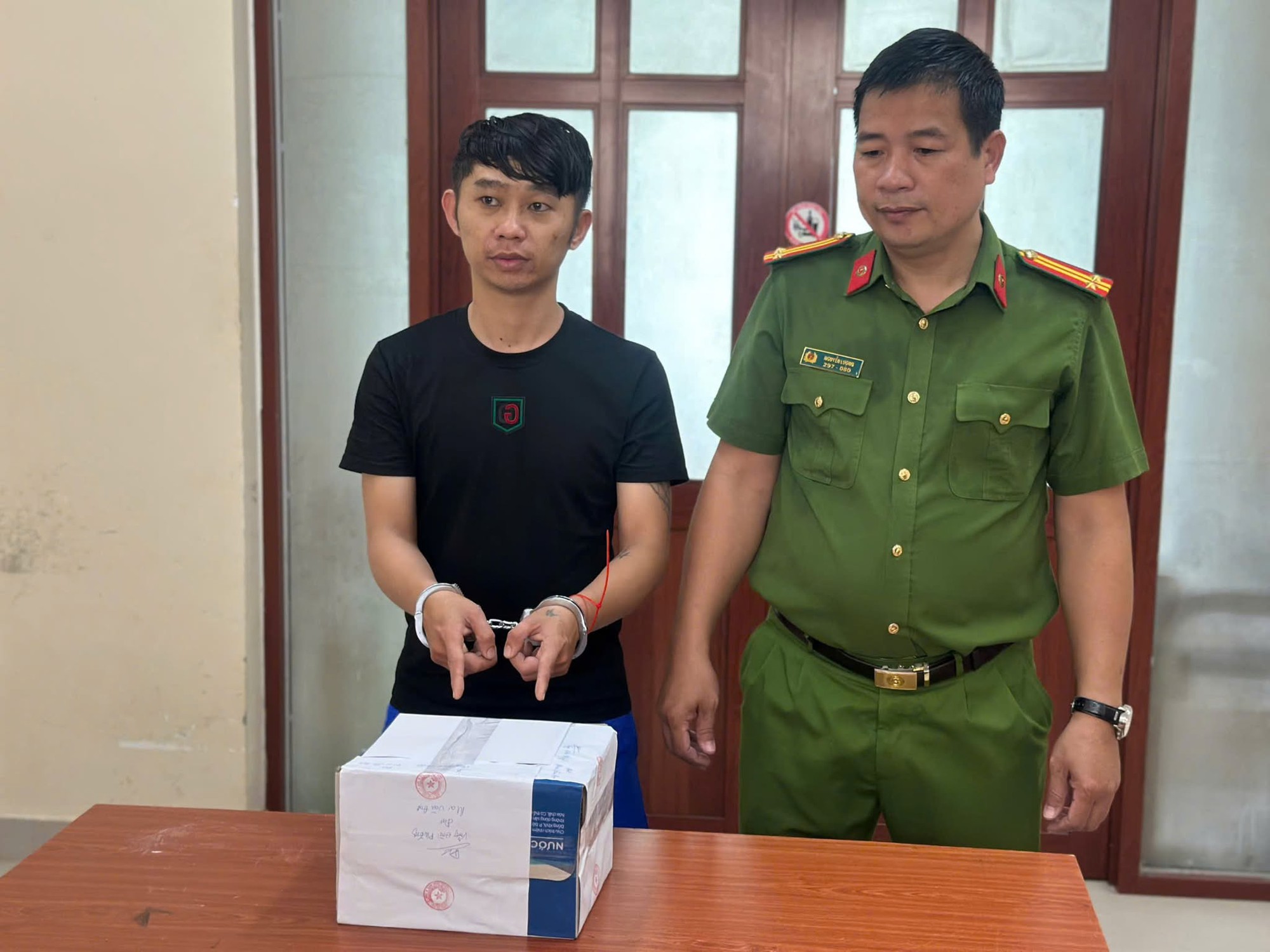 Triệt ph&aacute; đường d&acirc;y ma t&uacute;y ti&ecirc;u thụ khắp c&aacute;c tỉnh th&agrave;nh, thu giữ gần 1.000 vi&ecirc;n thuốc lắc v&agrave; hơn 17kg "h&agrave;ng cấm"- Ảnh 4.