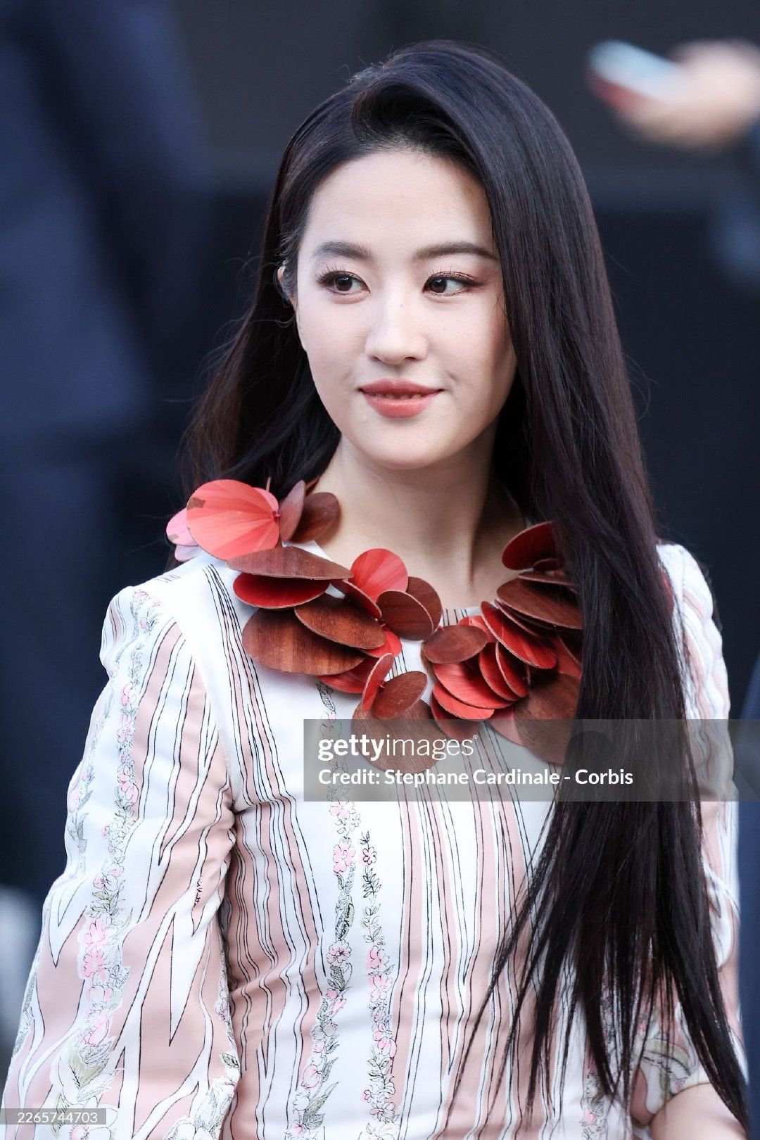 Kh&ocirc;ng thể tin Lưu Diệc Phi cũng c&oacute; ng&agrave;y n&agrave;y: Ăn mặc sến s&uacute;a như b&agrave; th&iacute;m ở Paris Fashion Week- Ảnh 1.