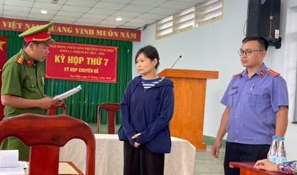 Bắt, kh&aacute;m x&eacute;t nơi l&agrave;m việc của nguy&ecirc;n c&aacute;n bộ địa ch&iacute;nh Trần Nguyễn Minh Nguyệt- Ảnh 1.