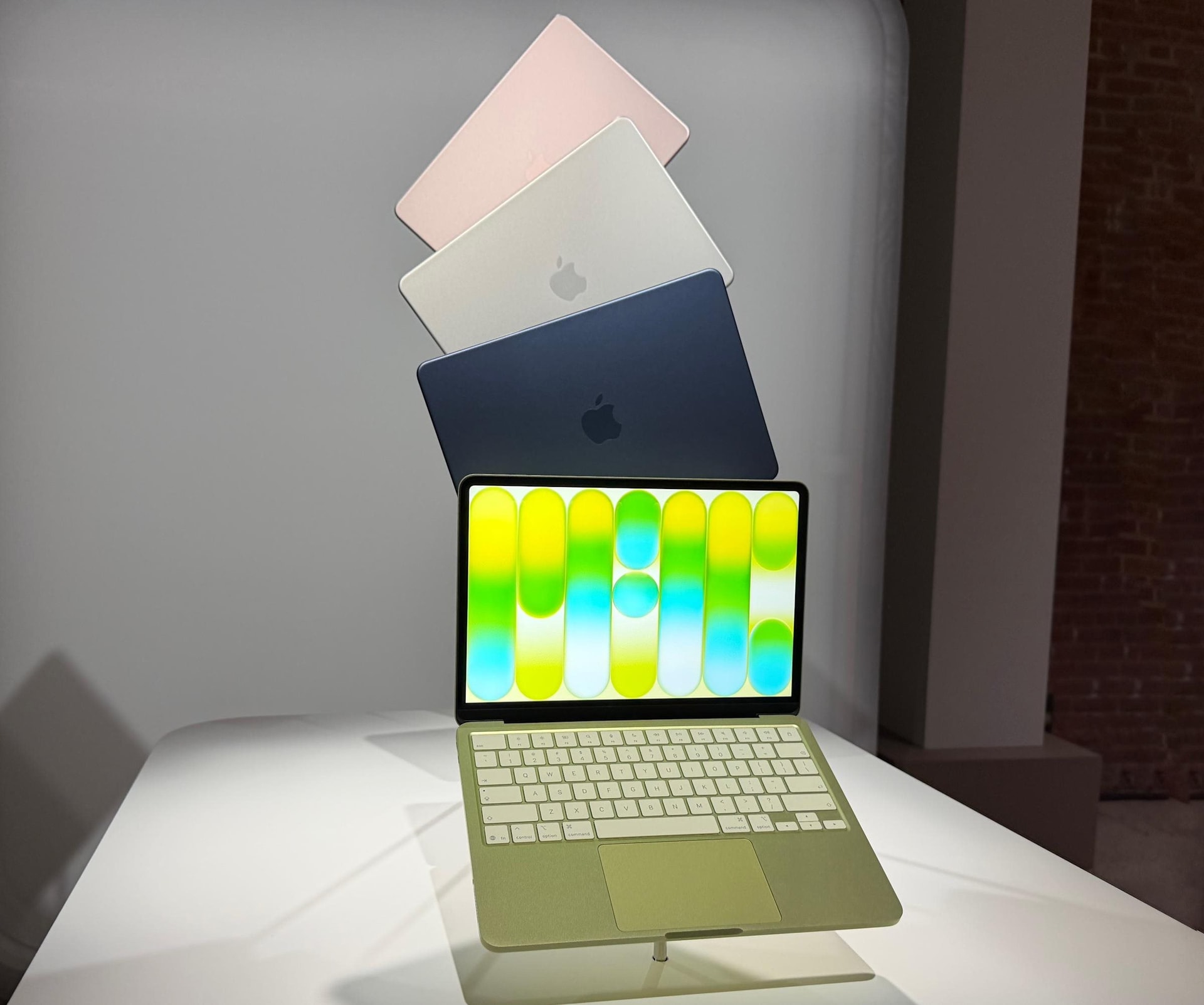 MacBook Neo gi&aacute; c&oacute; 16 triệu, "c&uacute; t&aacute;t đau đớn" v&agrave;o d&ograve;ng laptop gi&aacute; rẻ: Thế n&agrave;y cần g&igrave; phải mua m&aacute;y Windows?- Ảnh 1.