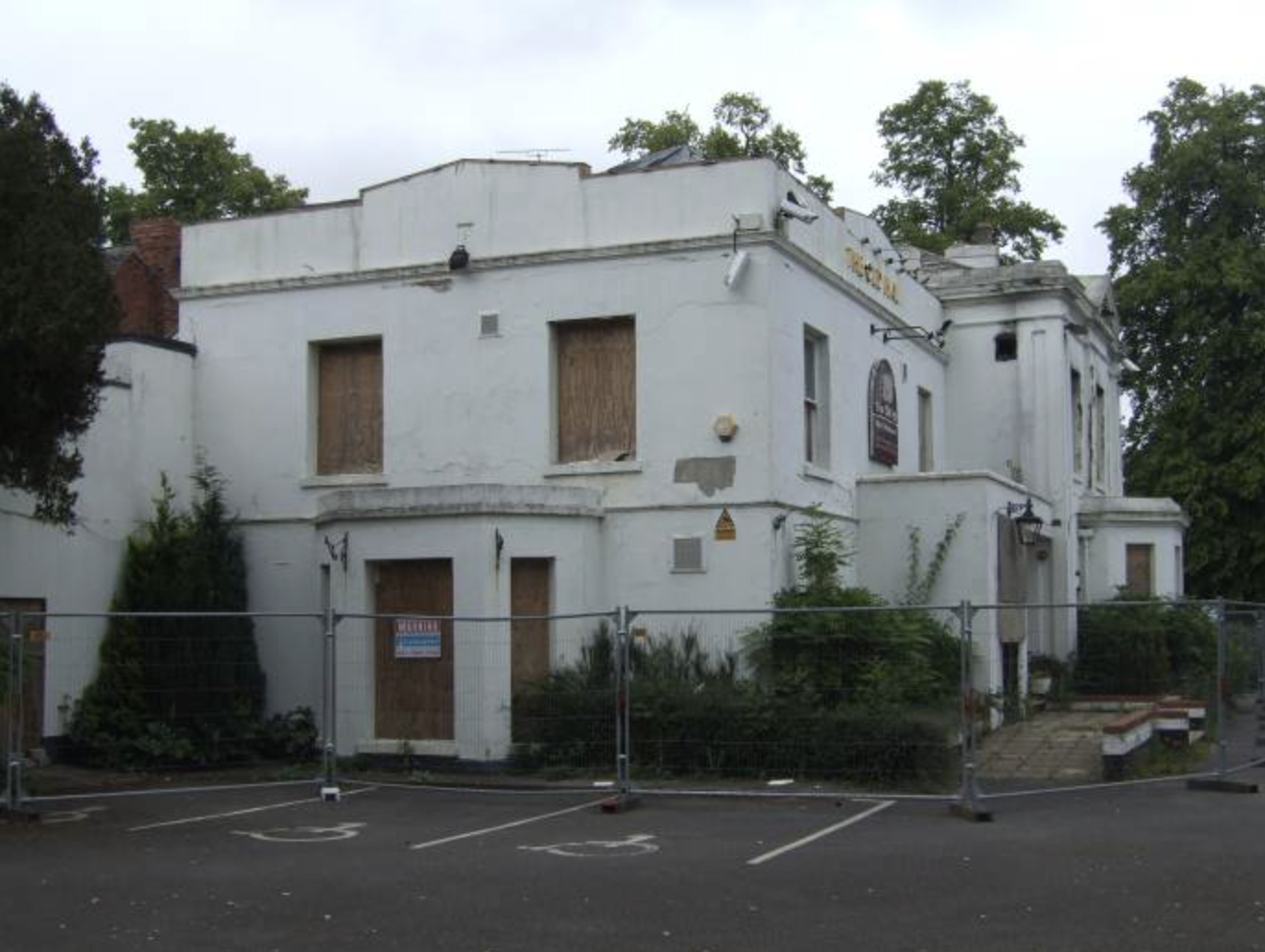 Kh&aacute;ch thu&ecirc; ph&ograve;ng đang quay "room tour" th&igrave; ph&aacute;t hiện con b&uacute;p b&ecirc; to bằng người thật ngồi tr&ecirc;n ghế bập b&ecirc;nh sau tủ quần &aacute;o- Ảnh 1.