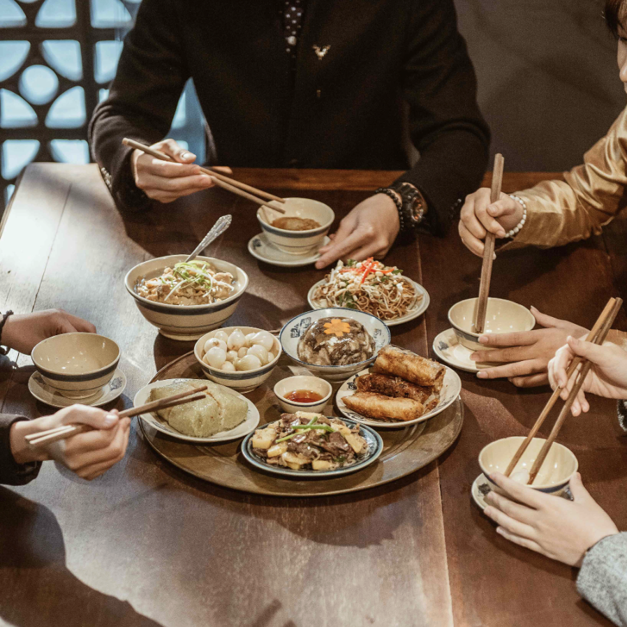 Điều khiến kh&aacute;ch T&acirc;y bối rối nhất khi ăn đồ Việt Nam- Ảnh 2.