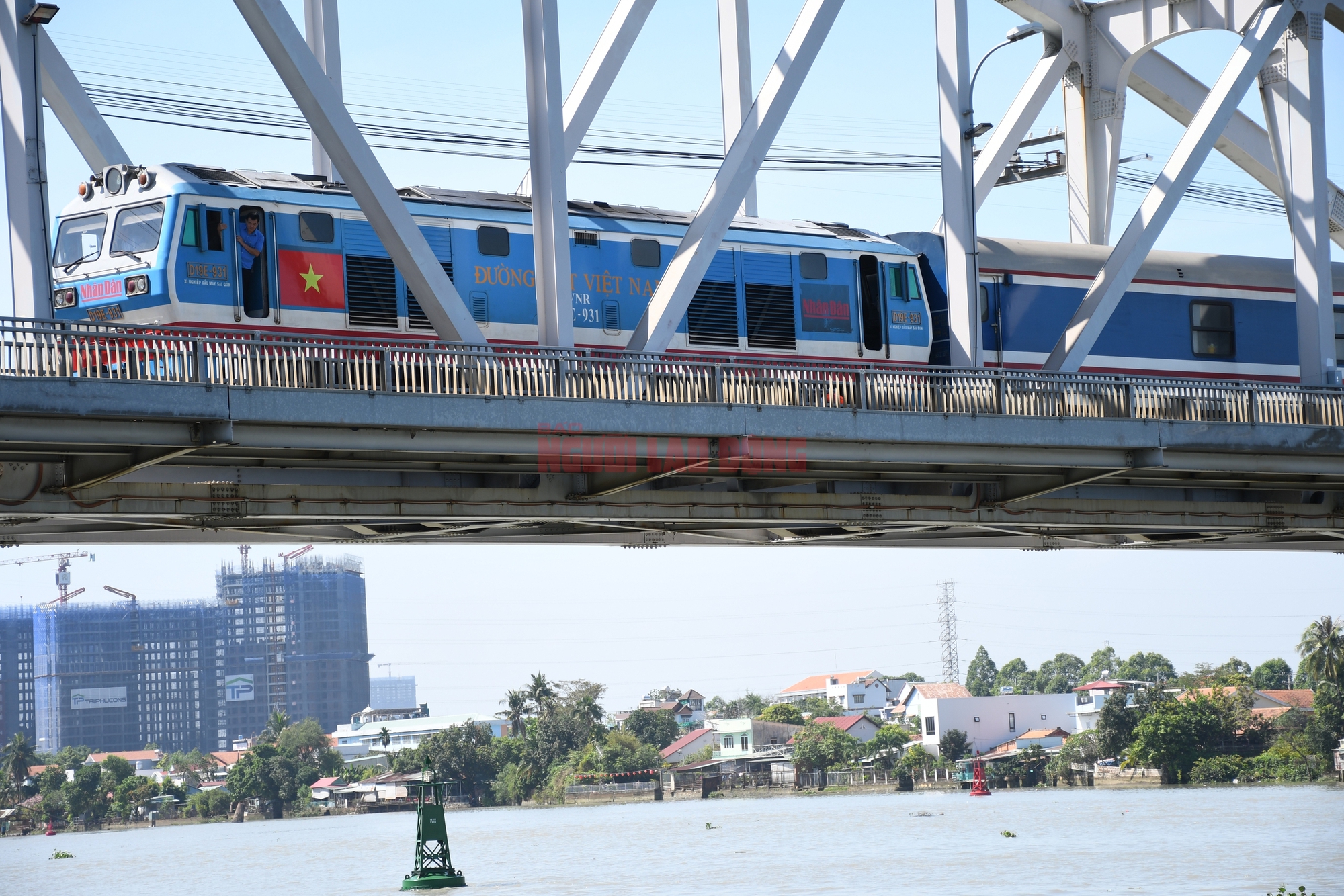 CLIP: Chính thức thông tuyến đường sắt qua cầu Ghềnh sau sự cố sà lan tông cầu- Ảnh 2.
