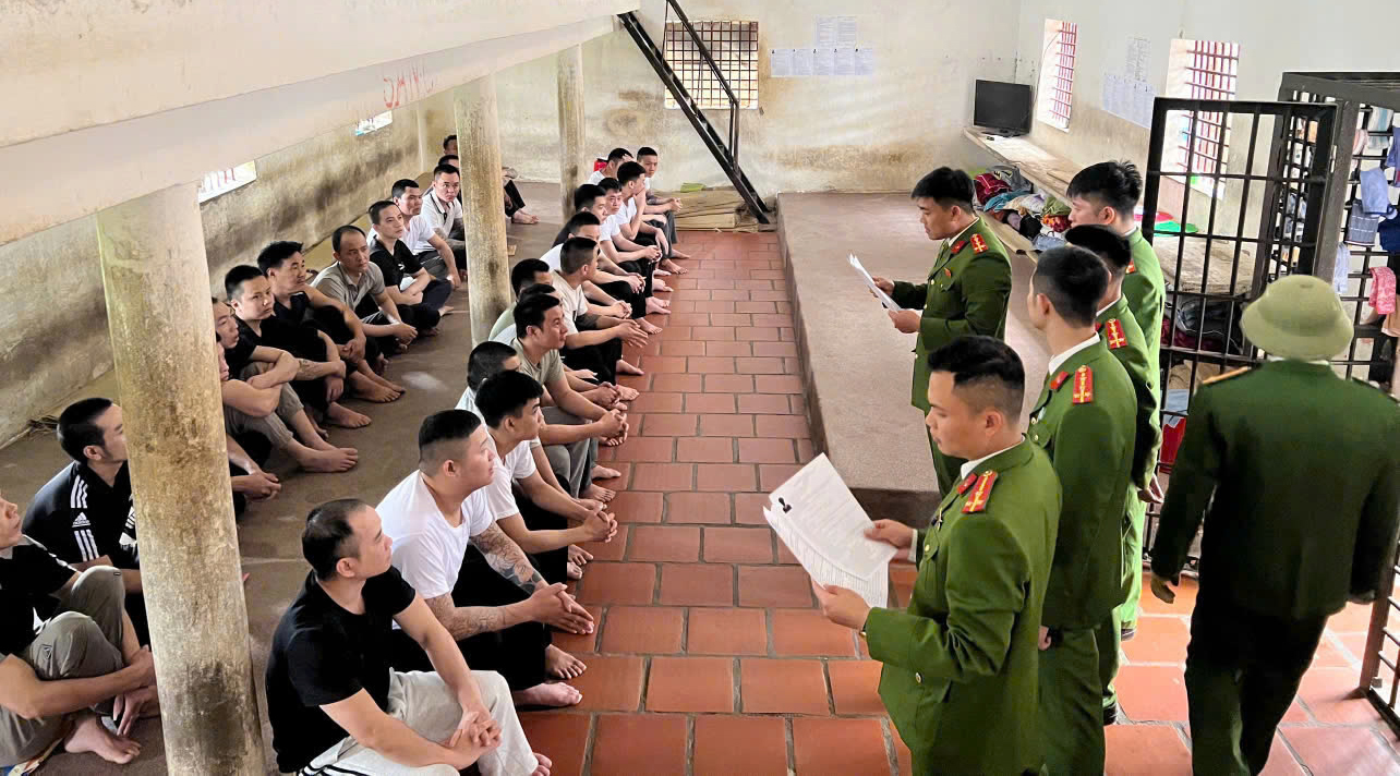 Tổ bầu cử trực tiếp mang h&ograve;m phiếu đến từng khu giam giữ để thực hiện bầu cử- Ảnh 1.