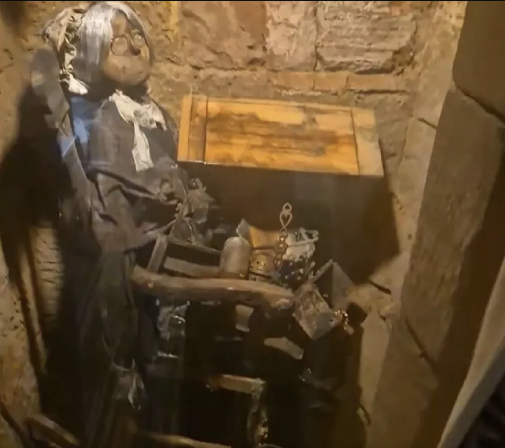 Kh&aacute;ch thu&ecirc; ph&ograve;ng đang quay "room tour" th&igrave; ph&aacute;t hiện con b&uacute;p b&ecirc; to bằng người thật ngồi tr&ecirc;n ghế bập b&ecirc;nh sau tủ quần &aacute;o- Ảnh 2.