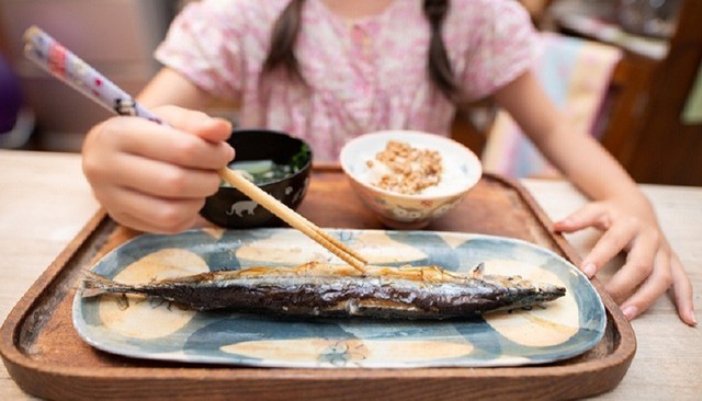 H&oacute;c xương c&aacute; phải l&agrave;m sao? Đừng nuốt cơm, l&agrave;m 2 c&aacute;ch n&agrave;y hiệu quả, ai cũng l&agrave;m được- Ảnh 4.