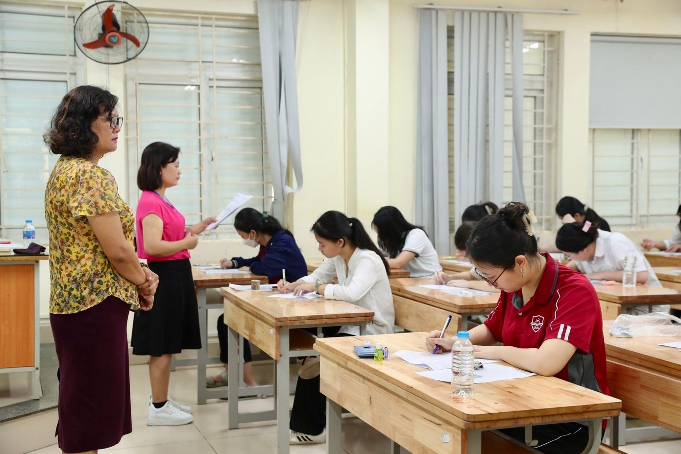 Đề xuất bắt buộc học hết THPT để giảm căng thẳng thi lớp 10- Ảnh 1.