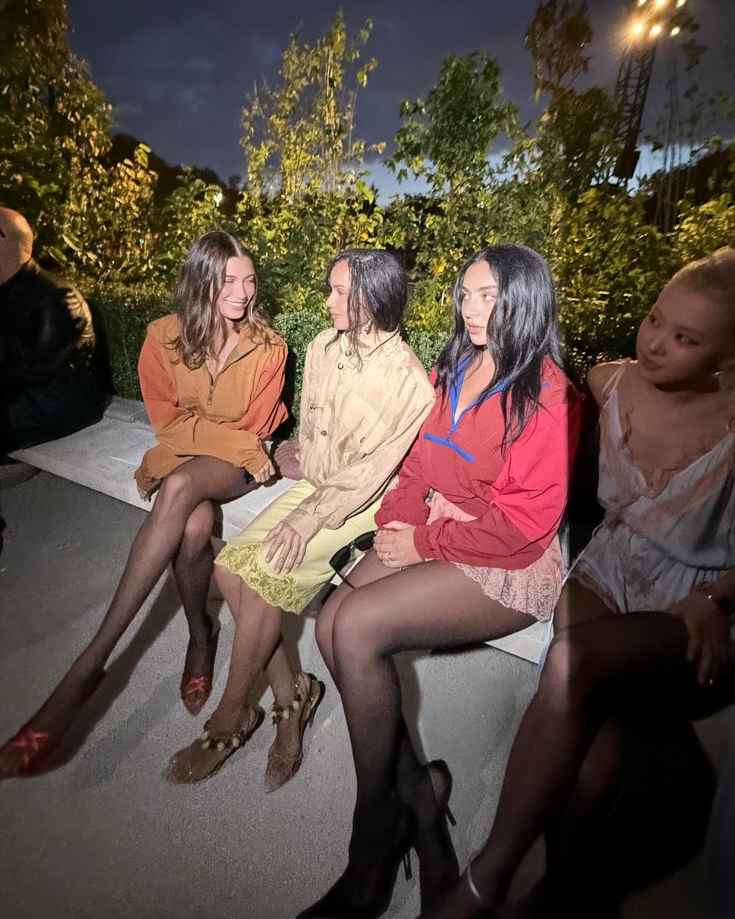 Jennie - Lisa xứng danh "th&aacute;nh ngoại giao" tại fashion week, Ros&eacute; c&ograve;n bị c&ocirc; lập?- Ảnh 5.