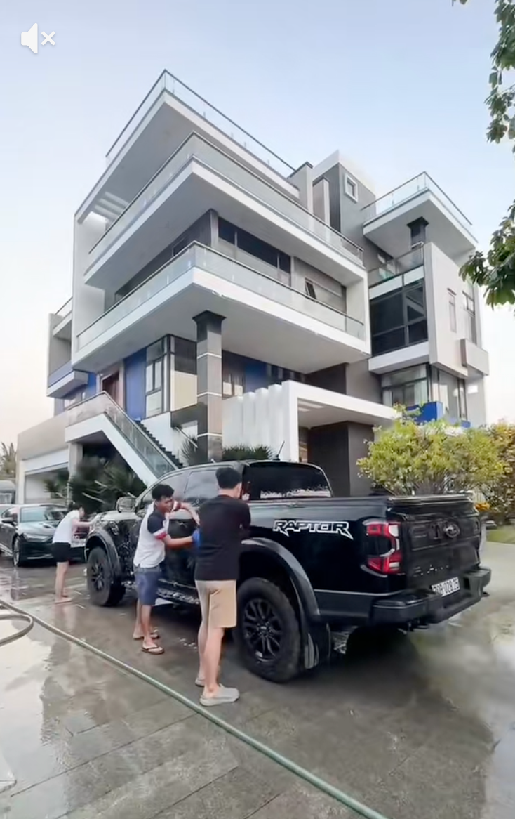 Tổng t&agrave;i xứ Cam ở rể Việt Nam như thế n&agrave;y sao: Phụ vợ nhặt hạt điều, rửa loạt "xế hộp" tiền tỷ cho bố mẹ vợ- Ảnh 8.