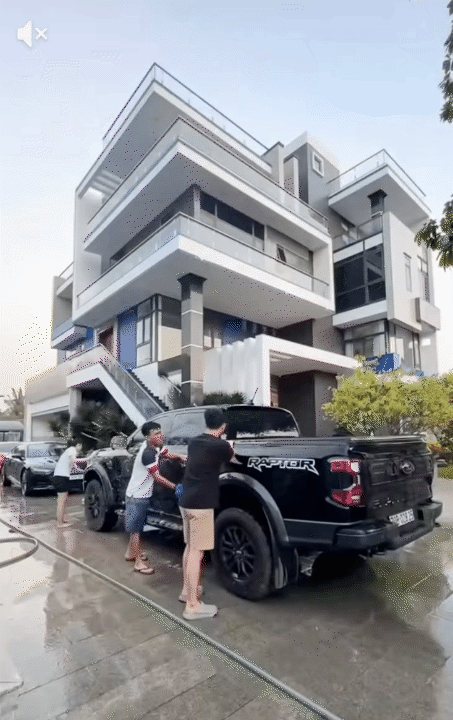 Tổng t&agrave;i xứ Cam ở rể Việt Nam như thế n&agrave;y sao: Phụ vợ nhặt hạt điều, rửa loạt "xế hộp" tiền tỷ cho bố mẹ vợ- Ảnh 7.