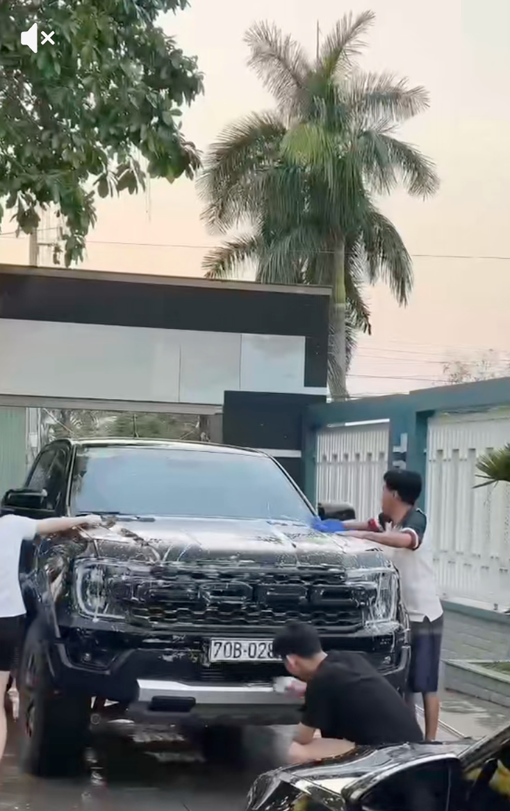 Tổng t&agrave;i xứ Cam ở rể Việt Nam như thế n&agrave;y sao: Phụ vợ nhặt hạt điều, rửa loạt "xế hộp" tiền tỷ cho bố mẹ vợ- Ảnh 9.