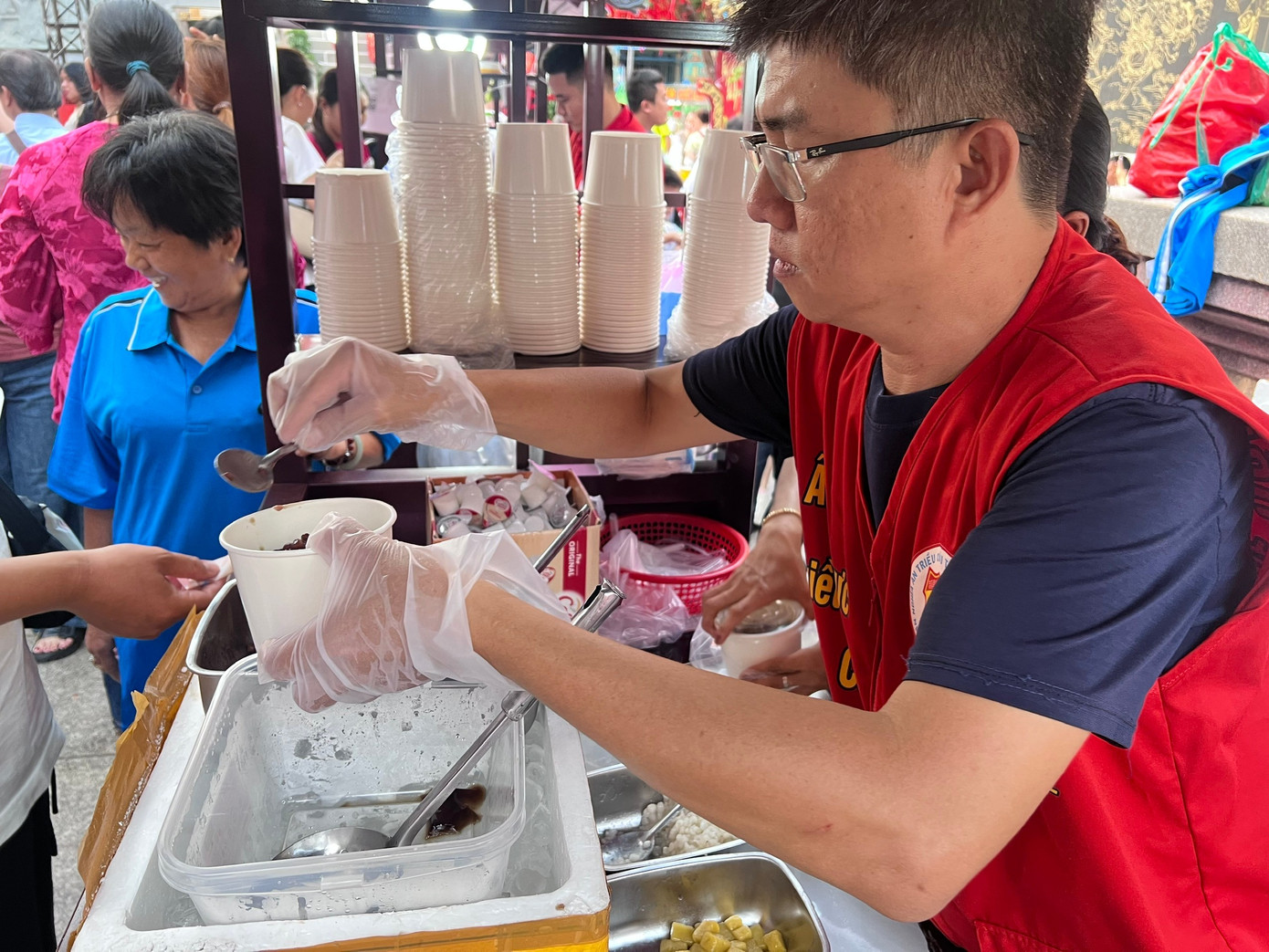 Xếp h&agrave;ng chờ cả tiếng đồng hồ ăn đậu hũ v&agrave;ng b&aacute;n 'mỗi năm một lần'- Ảnh 15.