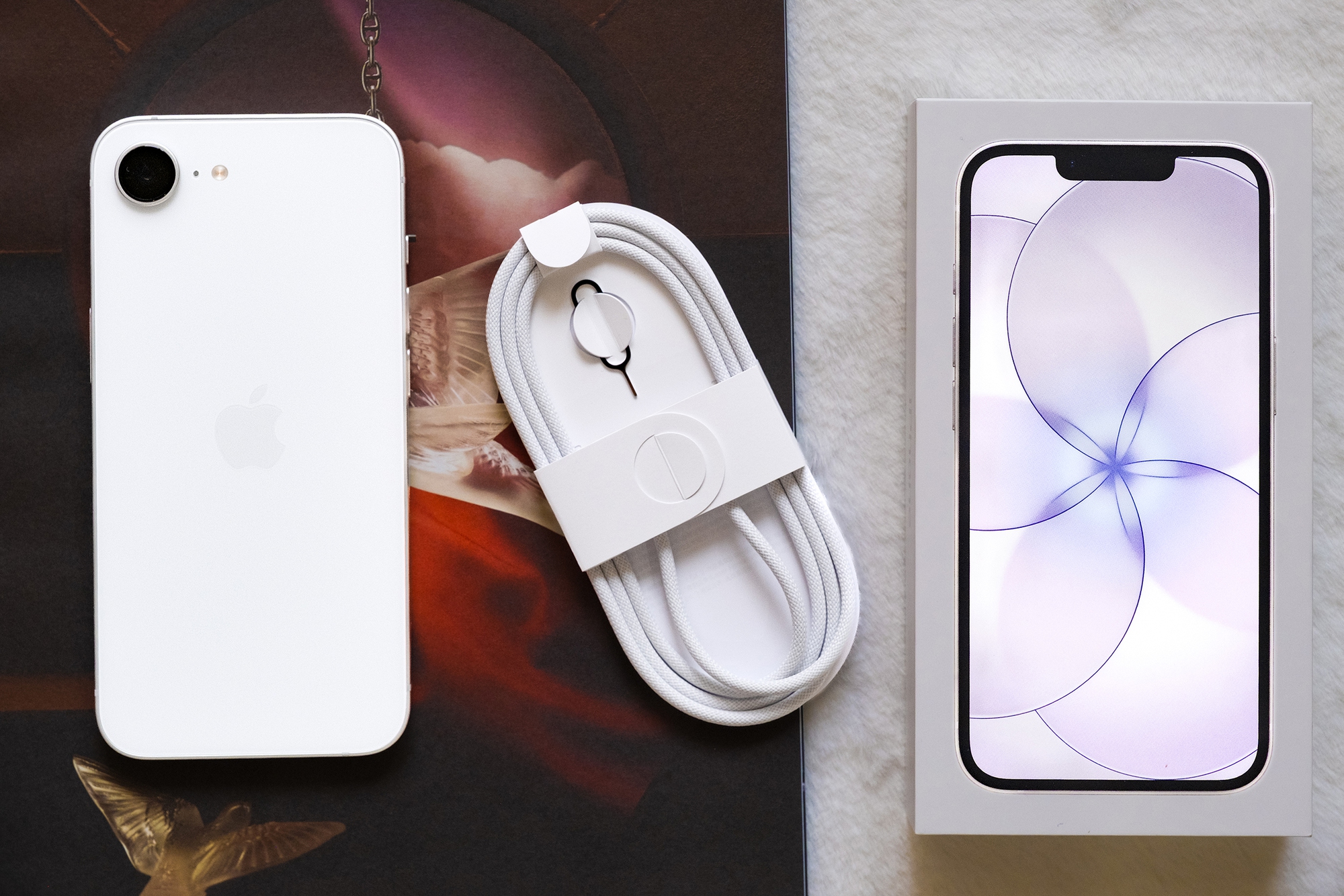 Mở hộp iPhone 17e đầu ti&ecirc;n tại Việt Nam: M&agrave;u trắng nổi bật, cấu h&igrave;nh mạnh với chip A19- Ảnh 1.