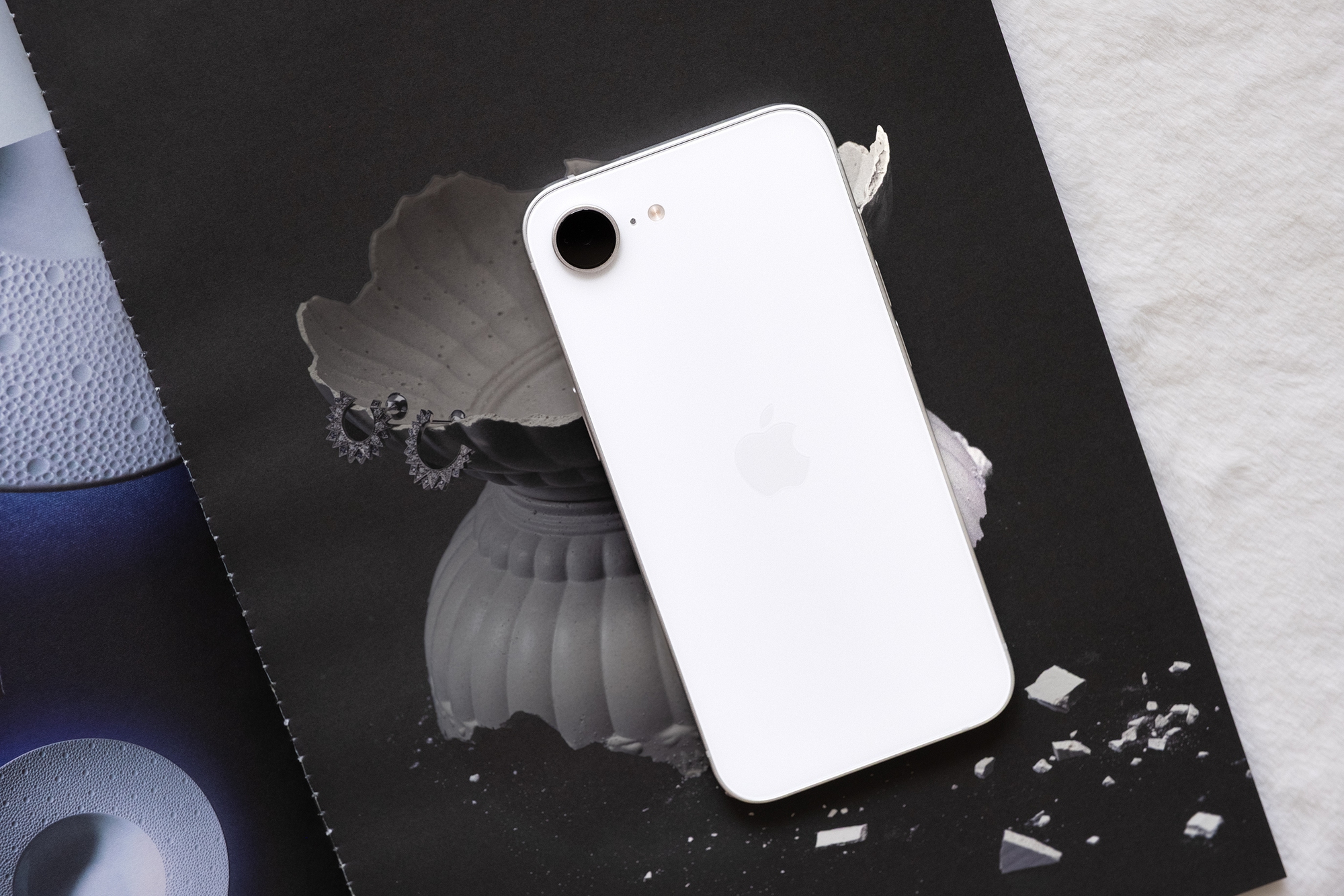 Mở hộp iPhone 17e đầu ti&ecirc;n tại Việt Nam: M&agrave;u trắng nổi bật, cấu h&igrave;nh mạnh với chip A19- Ảnh 12.