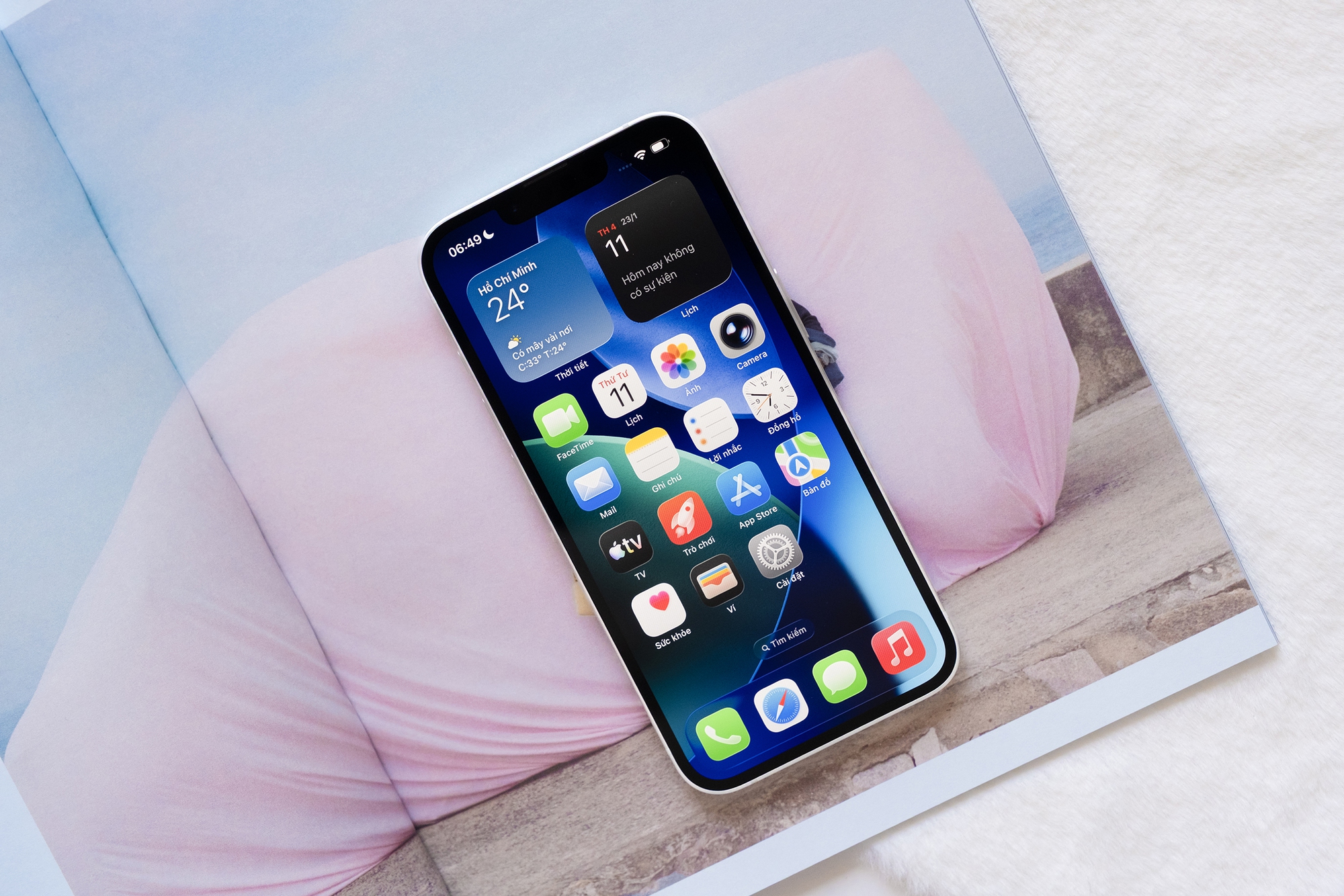 Mở hộp iPhone 17e đầu ti&ecirc;n tại Việt Nam: M&agrave;u trắng nổi bật, cấu h&igrave;nh mạnh với chip A19- Ảnh 4.