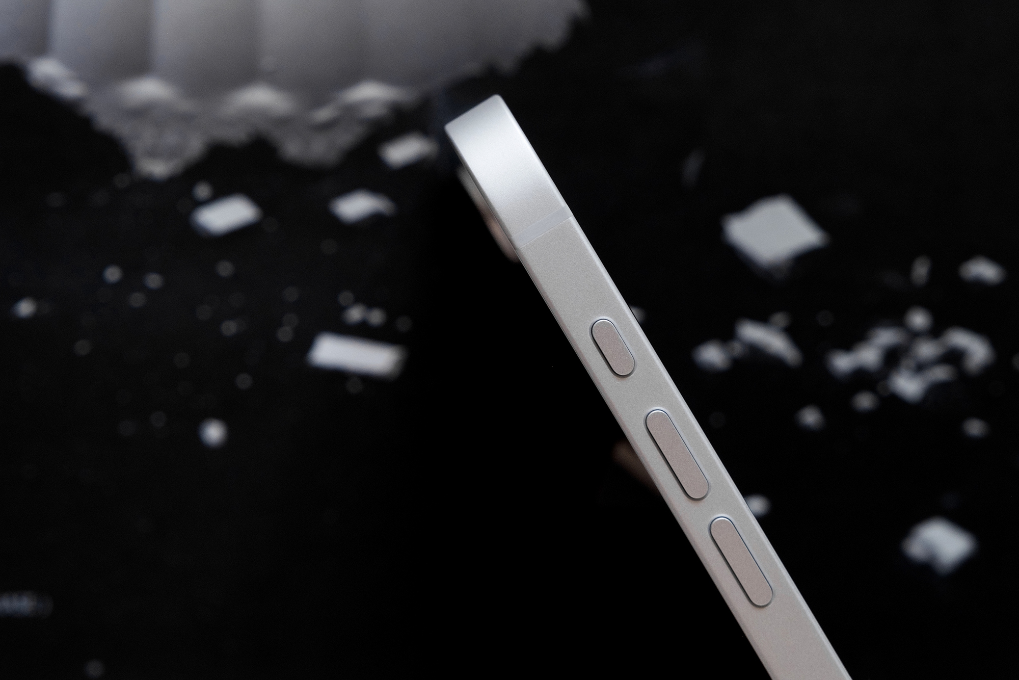 Mở hộp iPhone 17e đầu ti&ecirc;n tại Việt Nam: M&agrave;u trắng nổi bật, cấu h&igrave;nh mạnh với chip A19- Ảnh 10.