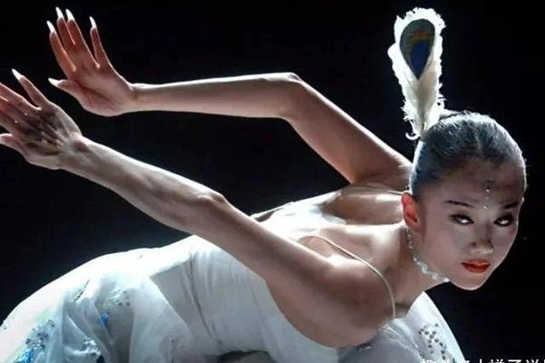 "Khổng tước" Dương Lệ B&igrave;nh U70 vẫn khiến người ta si m&ecirc;: Kh&ocirc;ng phải trẻ l&acirc;u v&igrave; kh&ocirc;ng sinh con, m&agrave; c&ograve;n bởi "kỷ luật khắt khe" h&agrave;ng chục năm- Ảnh 5.