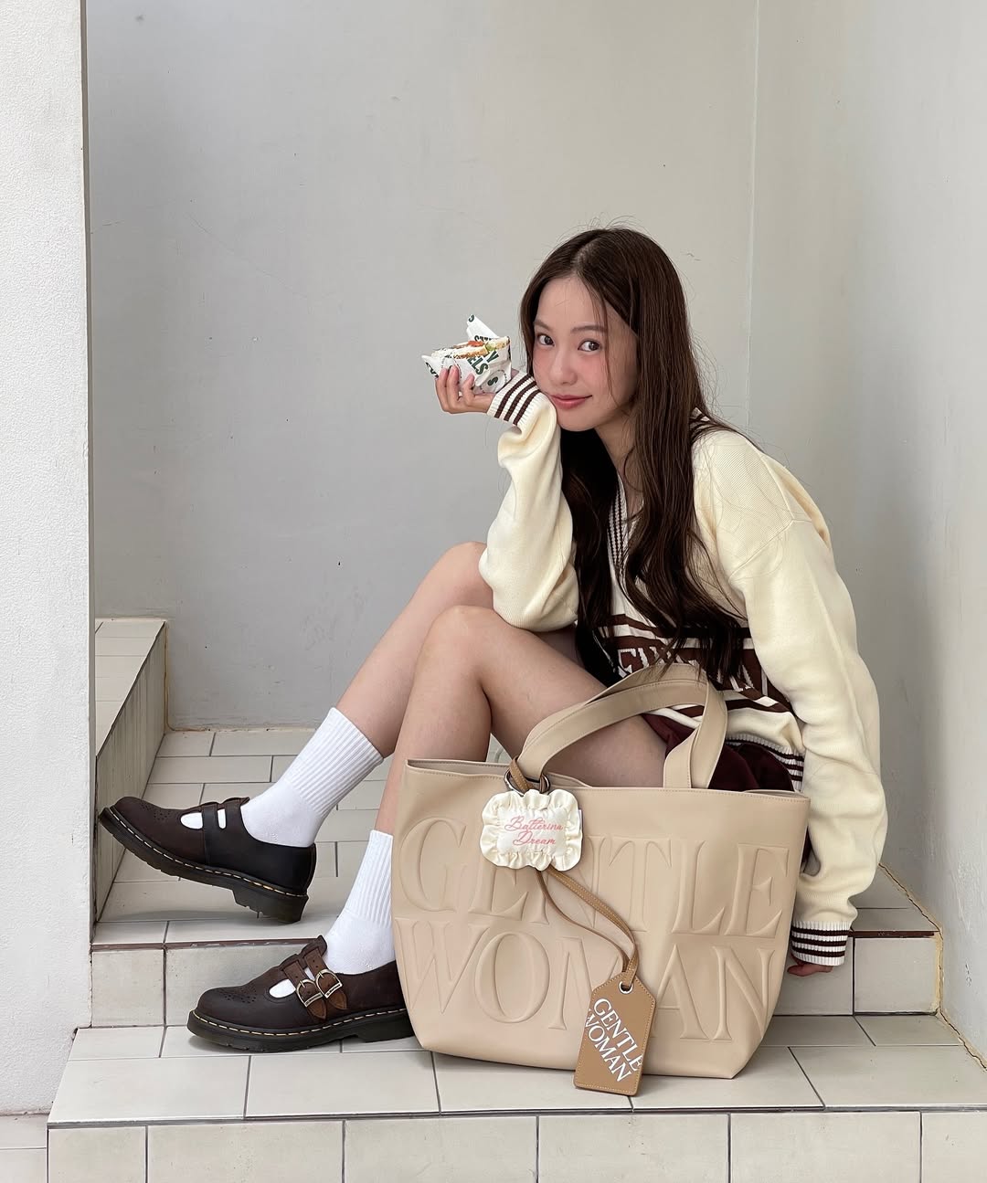 "B&uacute;p b&ecirc; Đ&ocirc;ng Nam &Aacute;" chỉ cao 1m54 nhưng mặc đẹp ph&aacute;t hờn, xuất hiện ở đ&acirc;u th&igrave; nơi đ&oacute; l&agrave; s&agrave;n diễn thời trang- Ảnh 18.