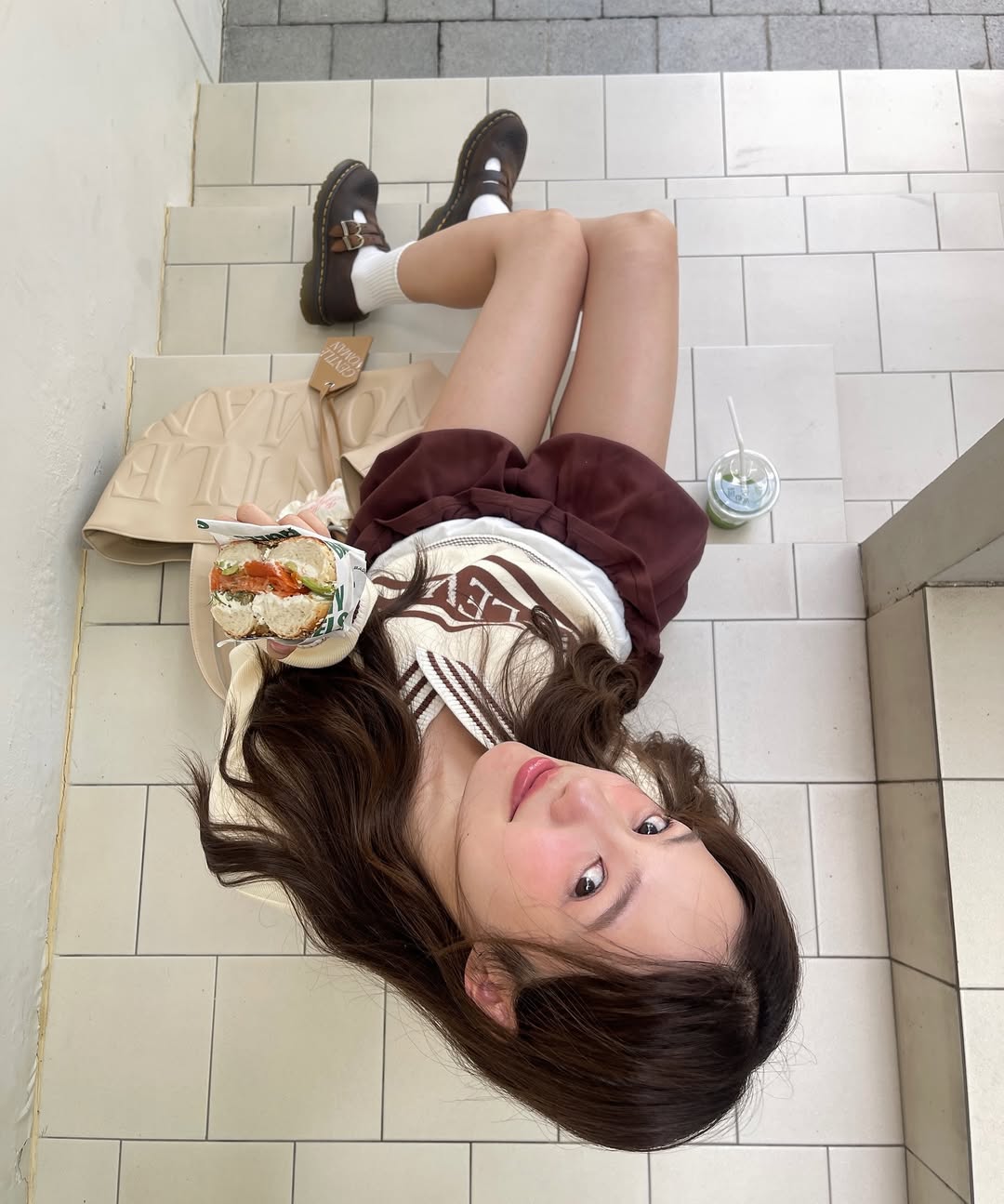 "B&uacute;p b&ecirc; Đ&ocirc;ng Nam &Aacute;" chỉ cao 1m54 nhưng mặc đẹp ph&aacute;t hờn, xuất hiện ở đ&acirc;u th&igrave; nơi đ&oacute; l&agrave; s&agrave;n diễn thời trang- Ảnh 16.