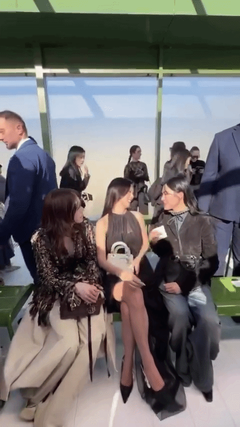 Jennie - Lisa xứng danh "th&aacute;nh ngoại giao" tại fashion week, Ros&eacute; c&ograve;n bị c&ocirc; lập?- Ảnh 3.