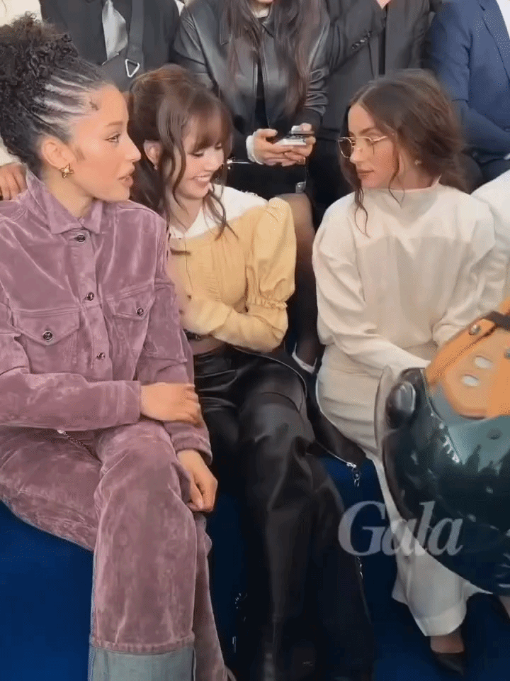 Jennie - Lisa xứng danh "th&aacute;nh ngoại giao" tại fashion week, Ros&eacute; c&ograve;n bị c&ocirc; lập?- Ảnh 15.