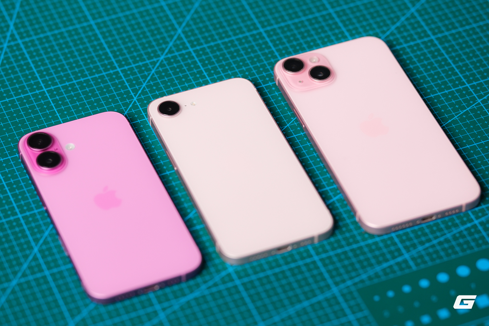 Tr&ecirc;n tay đủ 3 m&agrave;u iPhone 17e ch&iacute;nh h&atilde;ng: Thiết kế kh&ocirc;ng đổi, m&agrave;u hồng l&agrave; điểm nhấn, hiệu năng cực mạnh, gi&aacute; 18 triệu- Ảnh 7.