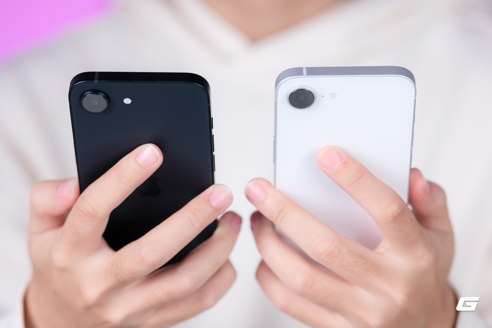 Tr&ecirc;n tay đủ 3 m&agrave;u iPhone 17e ch&iacute;nh h&atilde;ng: Thiết kế kh&ocirc;ng đổi, m&agrave;u hồng l&agrave; điểm nhấn, hiệu năng cực mạnh, gi&aacute; 18 triệu- Ảnh 3.