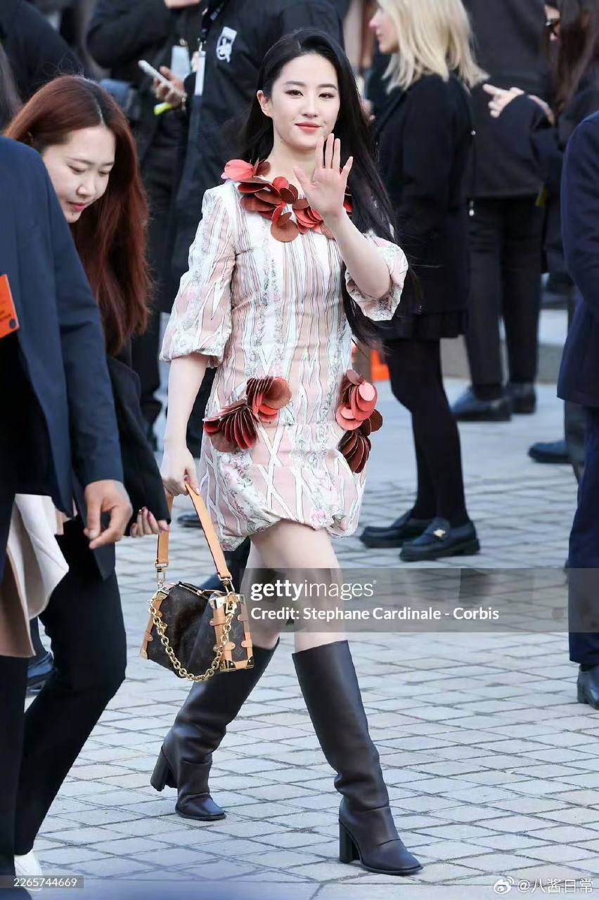 Kh&ocirc;ng thể tin Lưu Diệc Phi cũng c&oacute; ng&agrave;y n&agrave;y: Ăn mặc sến s&uacute;a như b&agrave; th&iacute;m ở Paris Fashion Week- Ảnh 3.