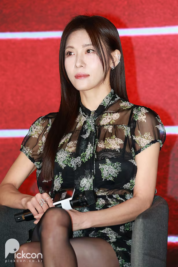 Ha Ji Won lộ ch&acirc;n gầy tong teo b&ecirc;n &ldquo;Th&aacute;i tử&rdquo; Joo Ji Hoon tại sự kiện- Ảnh 1.