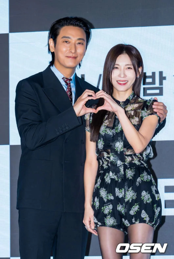 Ha Ji Won lộ ch&acirc;n gầy tong teo b&ecirc;n &ldquo;Th&aacute;i tử&rdquo; Joo Ji Hoon tại sự kiện- Ảnh 2.