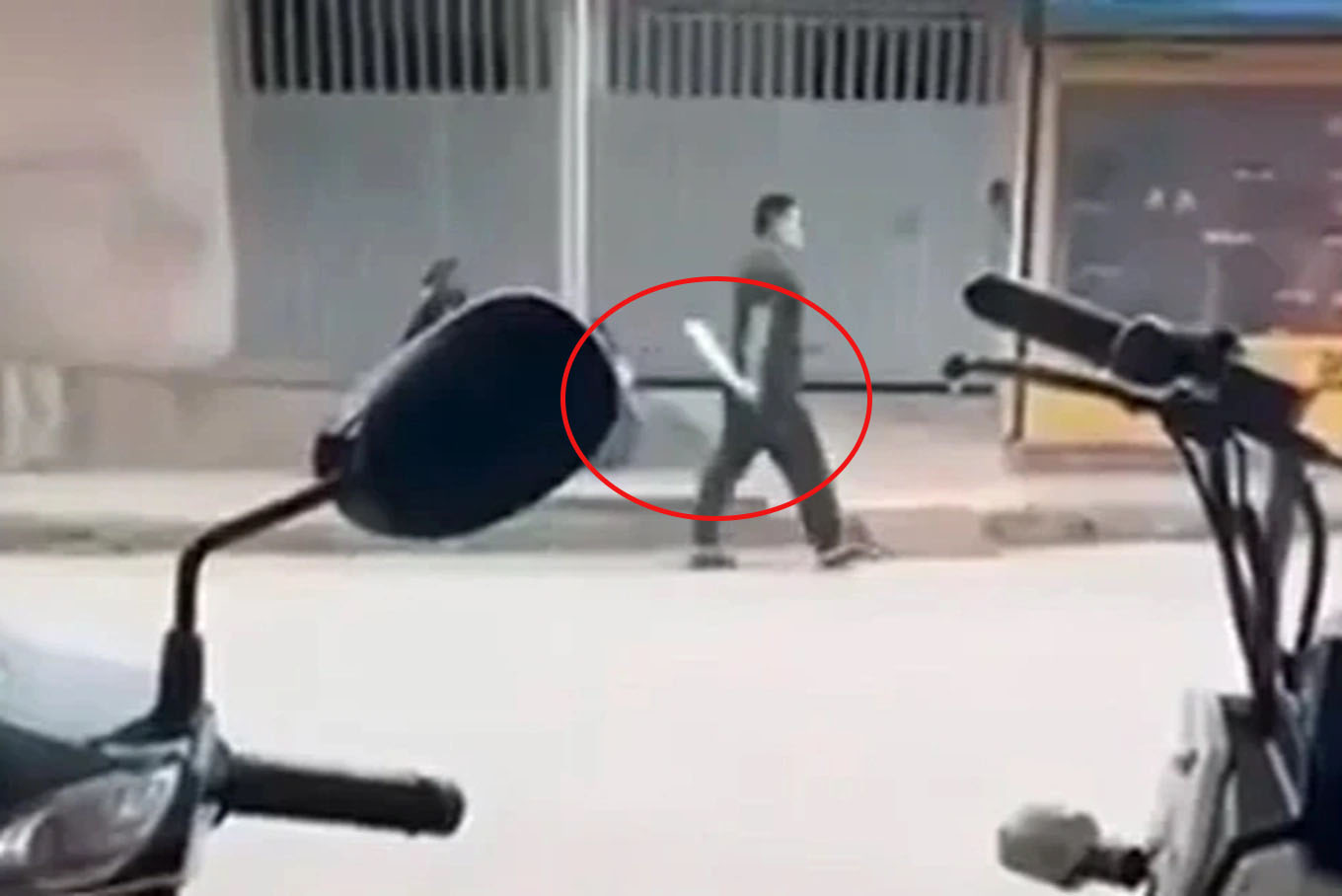 Danh t&iacute;nh đối tượng ch&eacute;m người ở qu&aacute;n cafe rồi cầm hung kh&iacute; đi "dạo phố", nạn nh&acirc;n bị thương nặng- Ảnh 1.