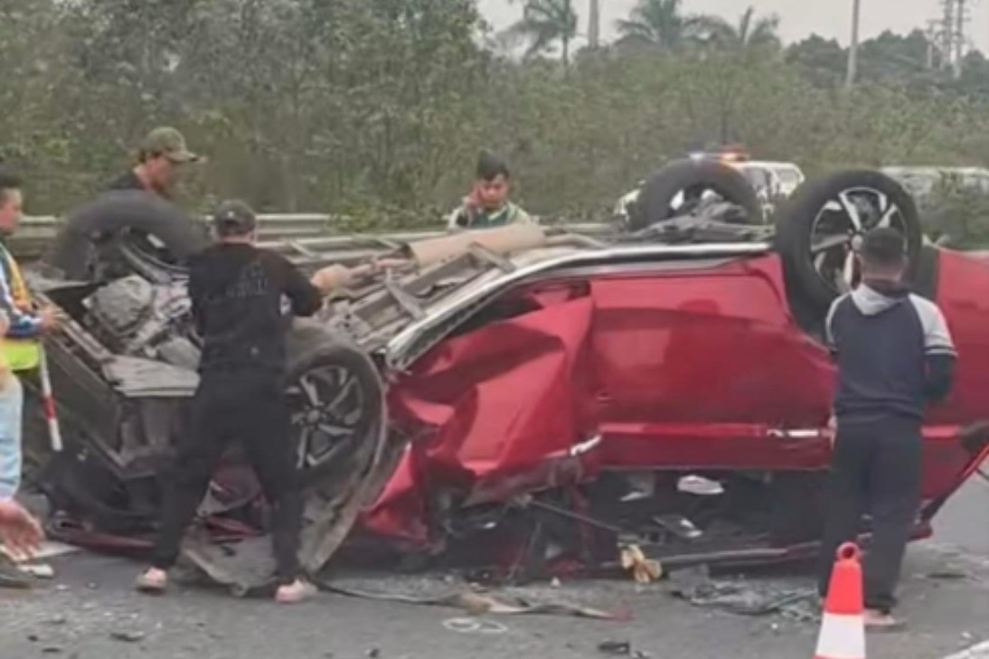 &Ocirc; t&ocirc; con lật &uacute;p, biến dạng sau va chạm với xe đầu k&eacute;o tr&ecirc;n cao tốc- Ảnh 1.