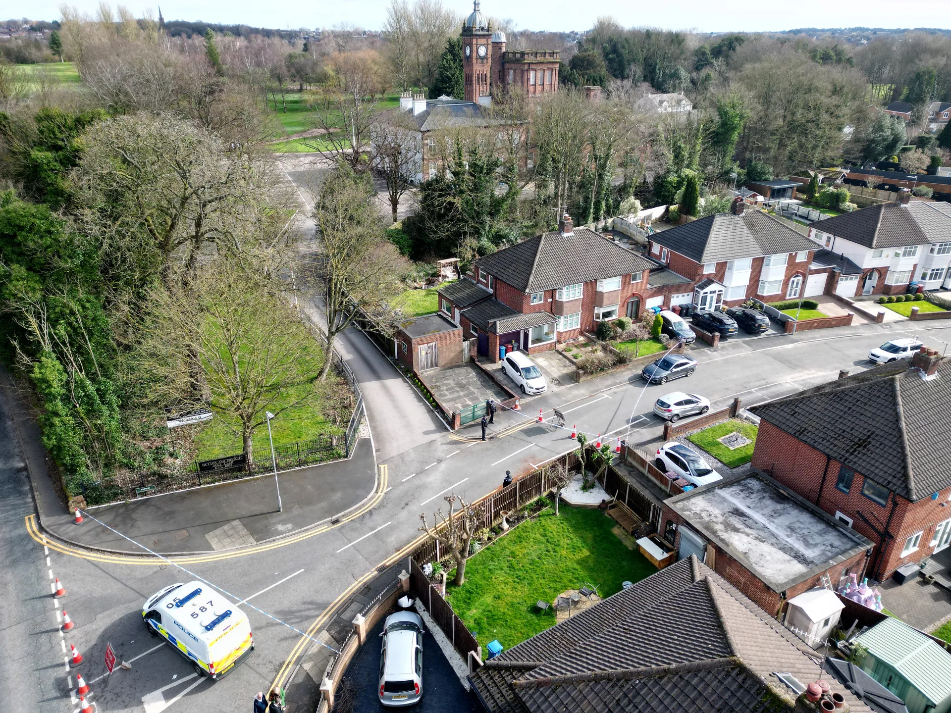 Cựu sao Man City bị bắt giữ v&igrave; d&ugrave;ng gậy golf đ&aacute;nh người khiến nạn nh&acirc;n su&yacute;t m&ugrave; một mắt- Ảnh 3.