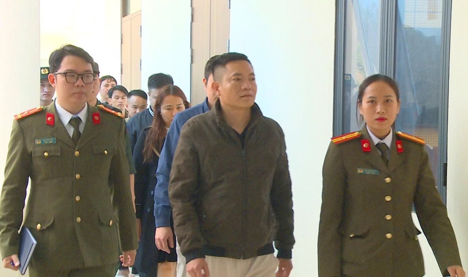 Bắt Gi&aacute;m đốc ph&ograve;ng kh&aacute;m Ho&agrave;ng Minh Đường: B&aacute;n thuốc xương khớp 'gia truyền' giả, thu 227 tỷ từ 80.000 nạn nh&acirc;n- Ảnh 1.