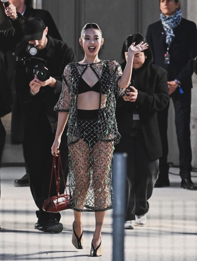 Jennie tuổi 30 to&aacute;t ra h&agrave;o quang của một nữ ho&agrave;ng, Lisa hay Ros&eacute; cũng kh&ocirc;ng l&agrave;m lại- Ảnh 2.