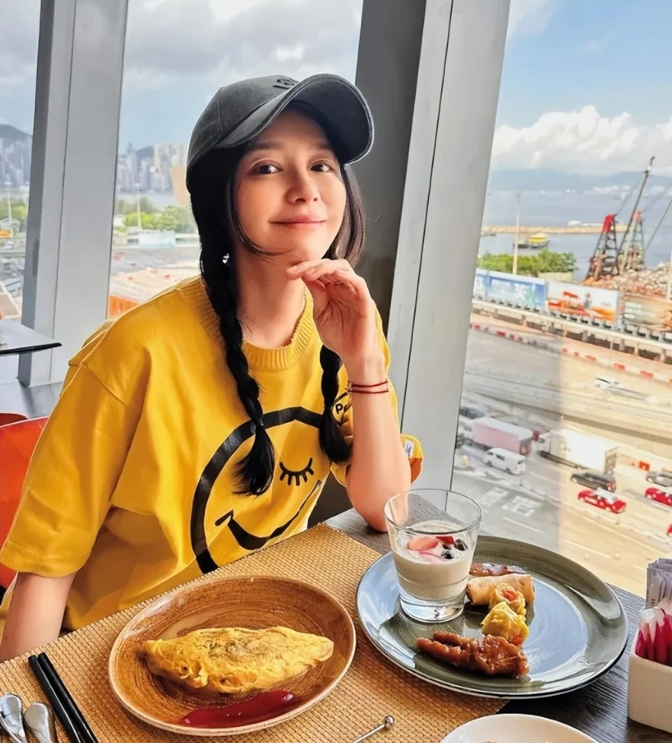 "Nữ thần kh&ocirc;ng tuổi" Từ Nhược Tuy&ecirc;n 51 vẫn trẻ như đ&ocirc;i mươi, c&acirc;n nặng lu&ocirc;n 43-44kg nhờ mẹo giữ d&aacute;ng, tuổi trung ni&ecirc;n cũng "c&acirc;n đẹp"- Ảnh 7.