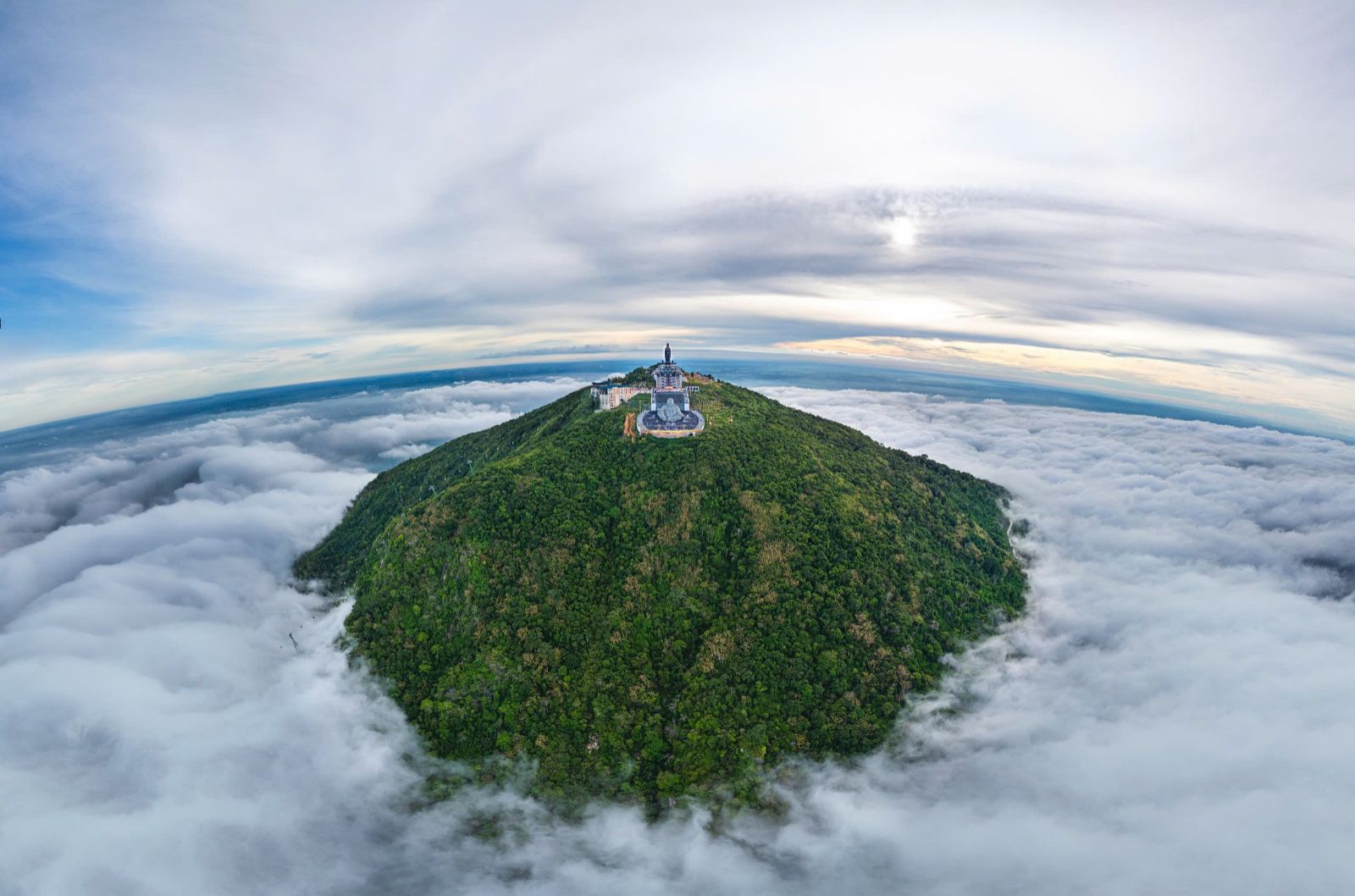 Th&aacute;ng 3, giới trẻ đổ về n&uacute;i B&agrave; Đen &ldquo;săn&rdquo; ảnh hoa v&ocirc;ng nem đỏ rực- Ảnh 1.