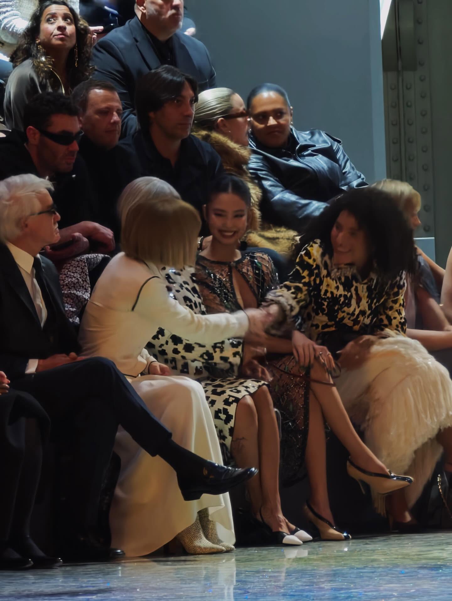 Jennie - Lisa xứng danh "th&aacute;nh ngoại giao" tại fashion week, Ros&eacute; c&ograve;n bị c&ocirc; lập?- Ảnh 8.