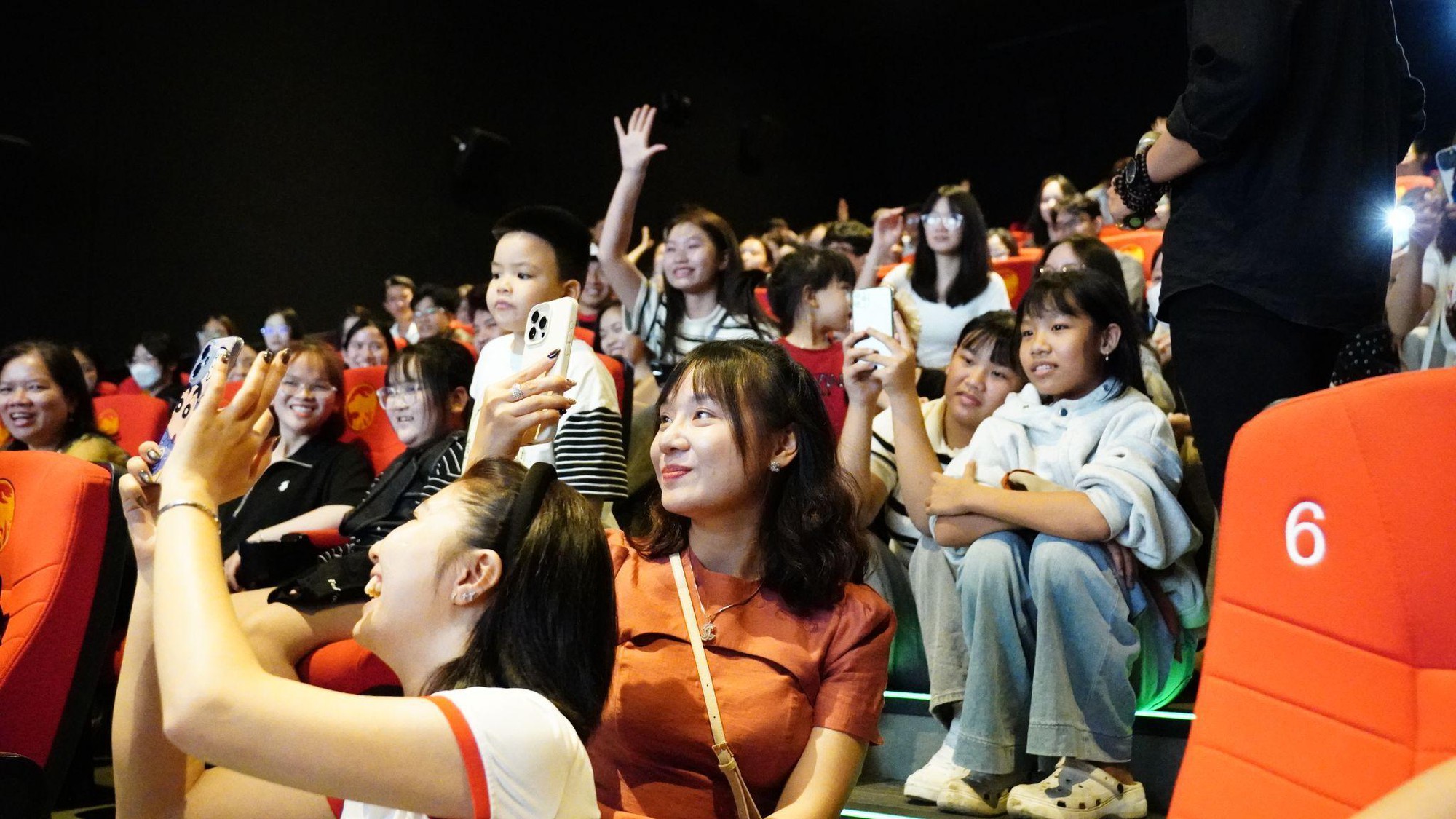 Ra rạp c&ugrave;ng &ldquo;Nh&agrave; M&igrave;nh Đi Th&ocirc;i&rdquo; - bộ phim chạm tới tr&aacute;i tim kh&ocirc;ng chỉ người trẻ m&agrave; c&ograve;n rất nhiều phụ huynh- Ảnh 2.