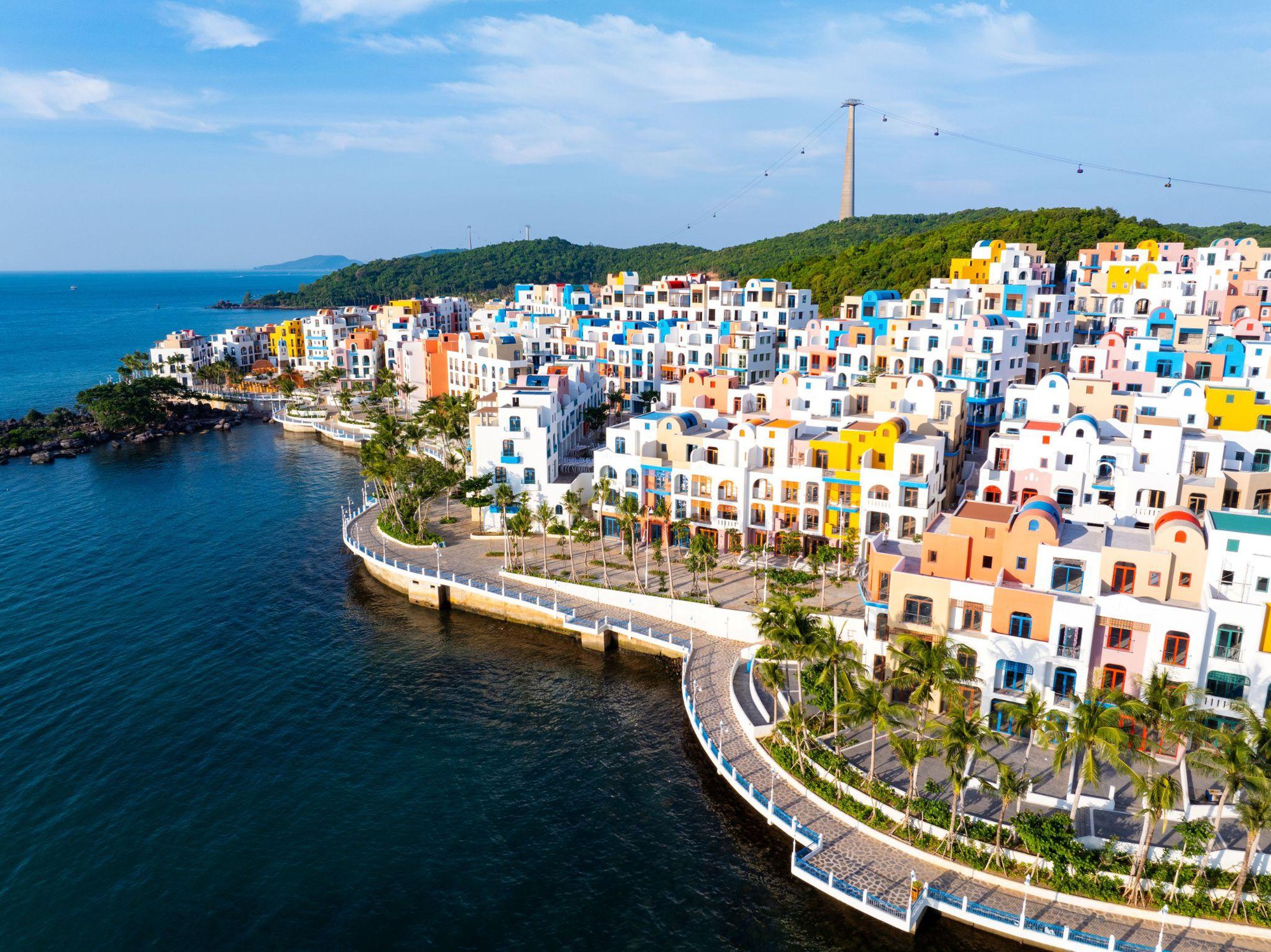 Một thị trấn với sắc trắng v&agrave; m&agrave;u trời đang g&acirc;y sốt ở Ph&uacute; Quốc- Ảnh 1.