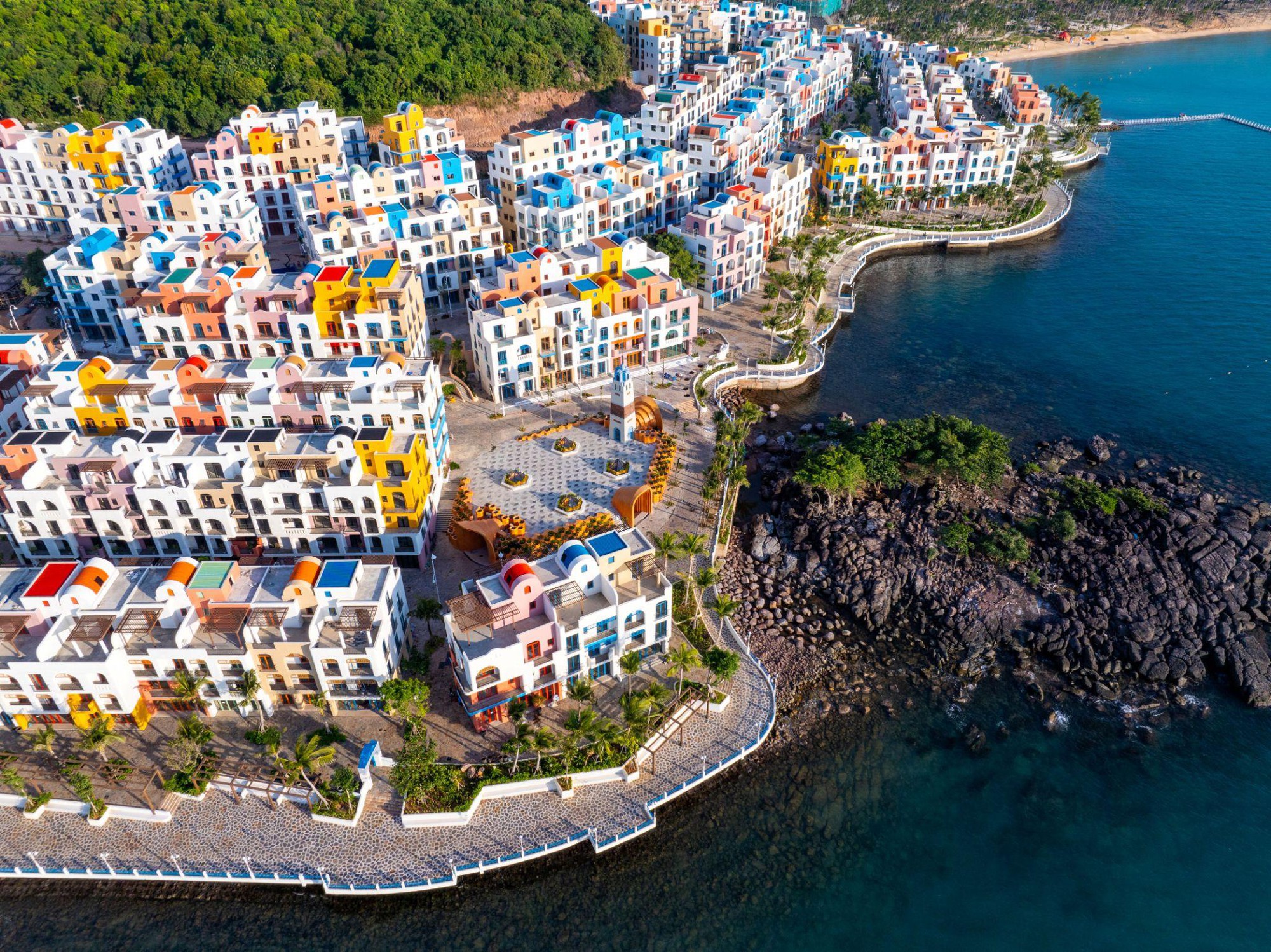 Một thị trấn với sắc trắng v&agrave; m&agrave;u trời đang g&acirc;y sốt ở Ph&uacute; Quốc- Ảnh 2.