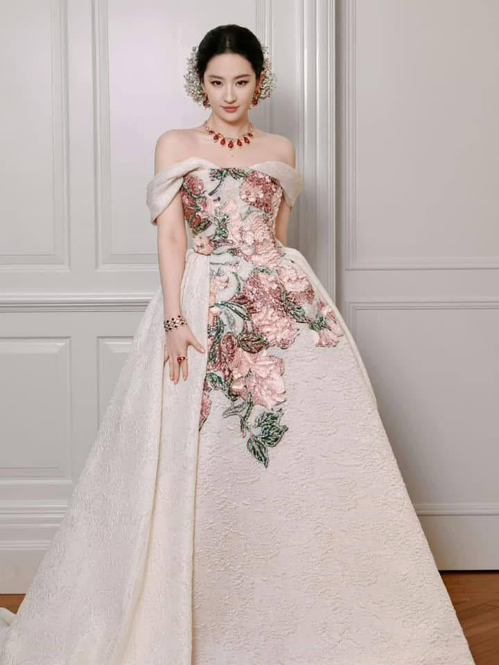 Lưu Diệc Phi bị ch&ecirc; sến s&uacute;a nhưng mang về 210 tỷ khi xuất hiện- Ảnh 6.