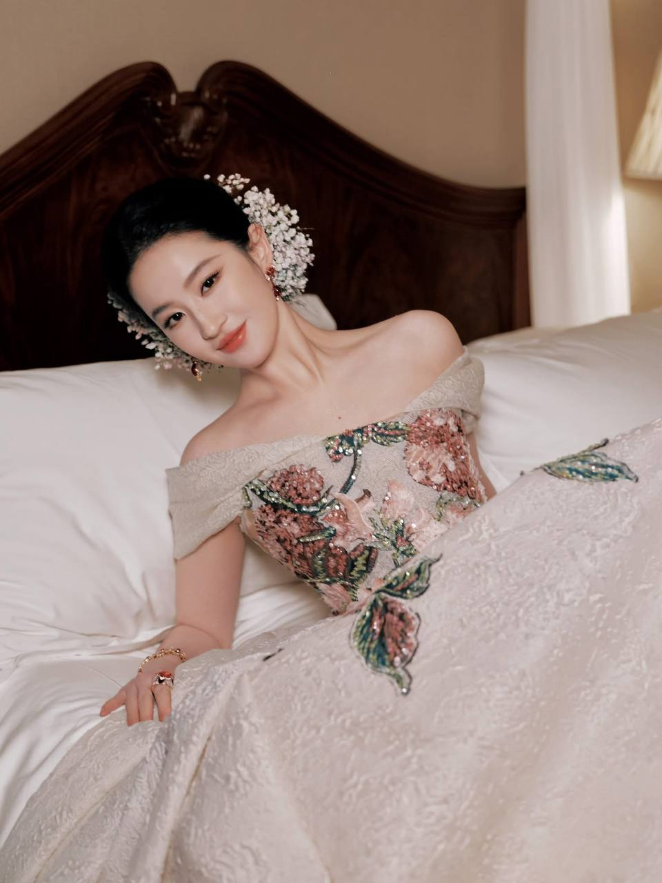 Lưu Diệc Phi bị ch&ecirc; sến s&uacute;a nhưng mang về 210 tỷ khi xuất hiện- Ảnh 9.