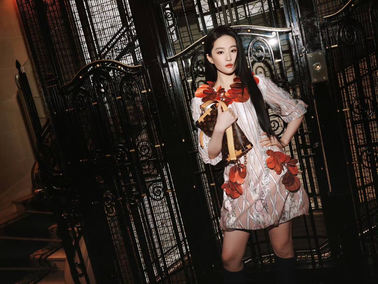 Kh&ocirc;ng thể tin Lưu Diệc Phi cũng c&oacute; ng&agrave;y n&agrave;y: Ăn mặc sến s&uacute;a như b&agrave; th&iacute;m ở Paris Fashion Week- Ảnh 7.