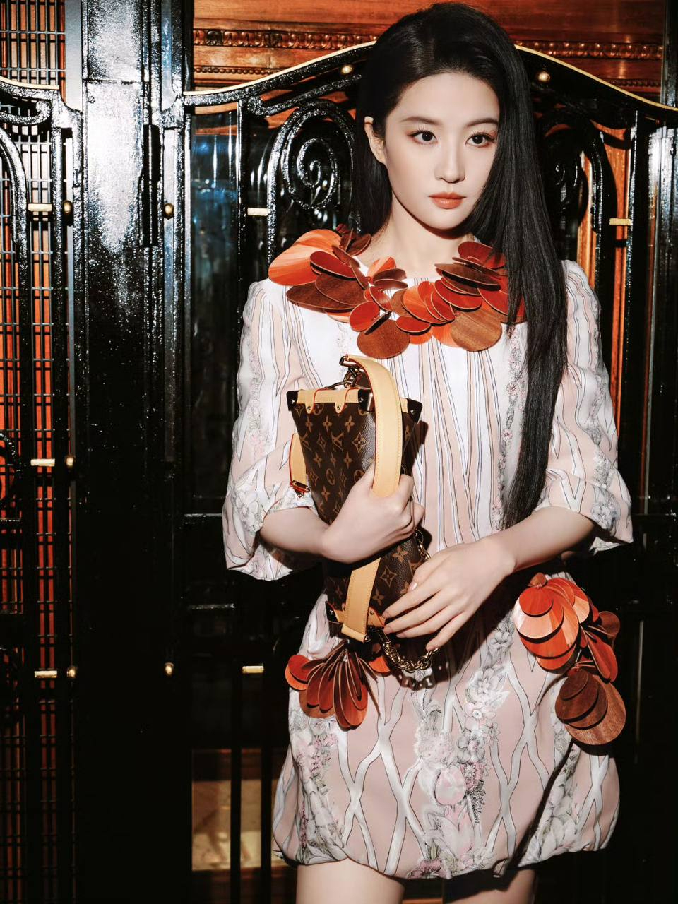 Lưu Diệc Phi bị ch&ecirc; sến s&uacute;a nhưng mang về 210 tỷ khi xuất hiện- Ảnh 7.